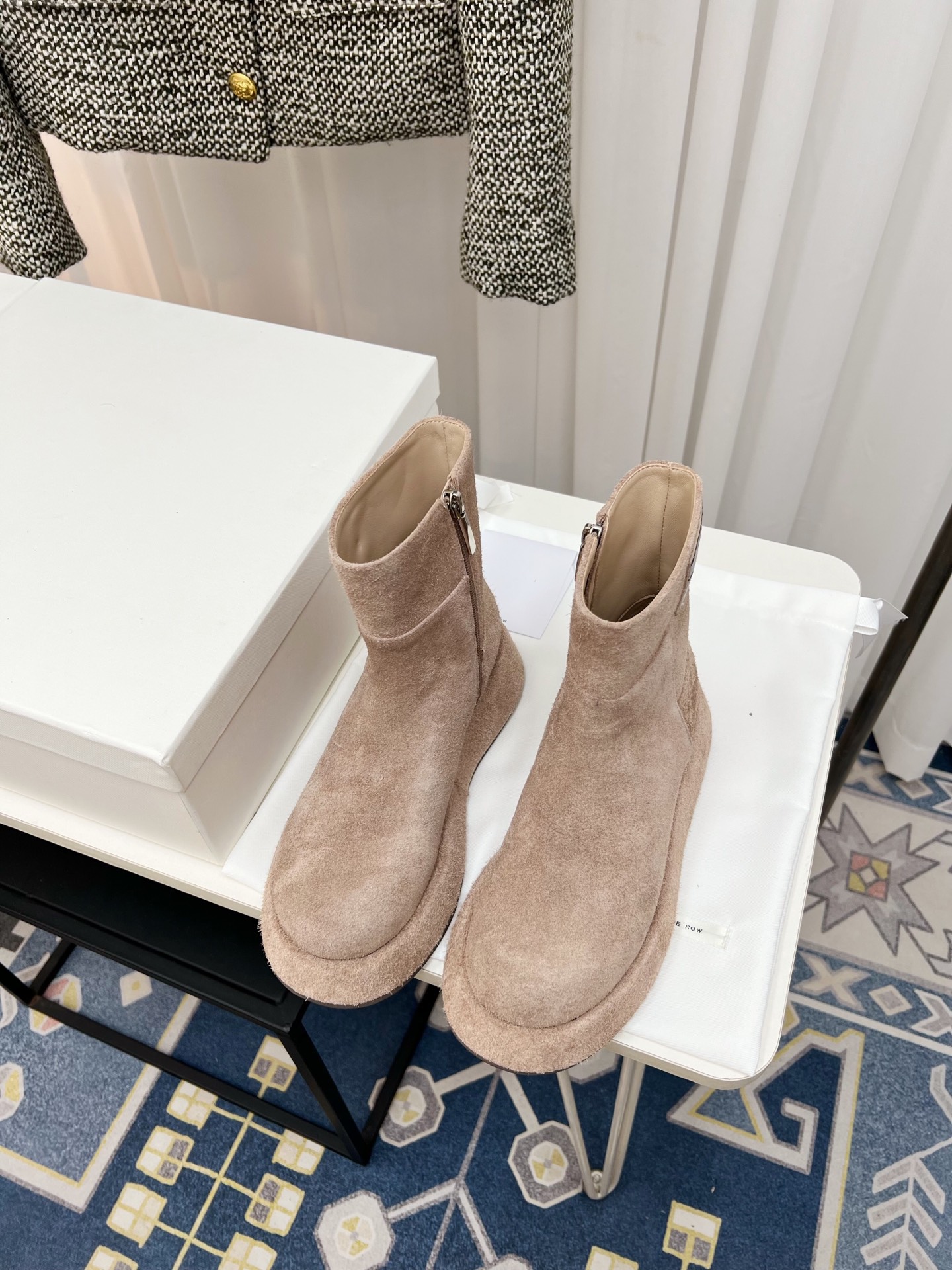 NO:559541,2025 autumn and winter new product THE ROW must-have high-end trendy leather boots!  Made of all cowhide, the cowhide material of the water-coated table shows sincerity, and the design of the personalized logo and thick sole makes people fall in love at a glance; coupled with the highly recognizable trapezoidal design, the genuine leather texture and trendy design from the inside to the outside take you easily into the high-end fashion circle. Cow suede upper, sheepskin lining, water-coated suede, heel height 4cm, size 35-41, boots, boots, cowhide, sheepskin198609092025秋冬新品THE ROW 必入高端潮流真皮潮靴！以全牛皮铸就,包水台的牛皮用料尽显诚意,个性logo与厚底的设计感让人一眼沦陷；再配上极具辨识度设计感梯形大底,从里到外的真皮质感与潮流设计,带你轻松跻身高端时尚圈层 鞋面牛反绒 内里羊皮 包水台牛反绒 跟高4cm 码数35-41,靴子,boots,cowhide,sheepskin,Women's Shoes