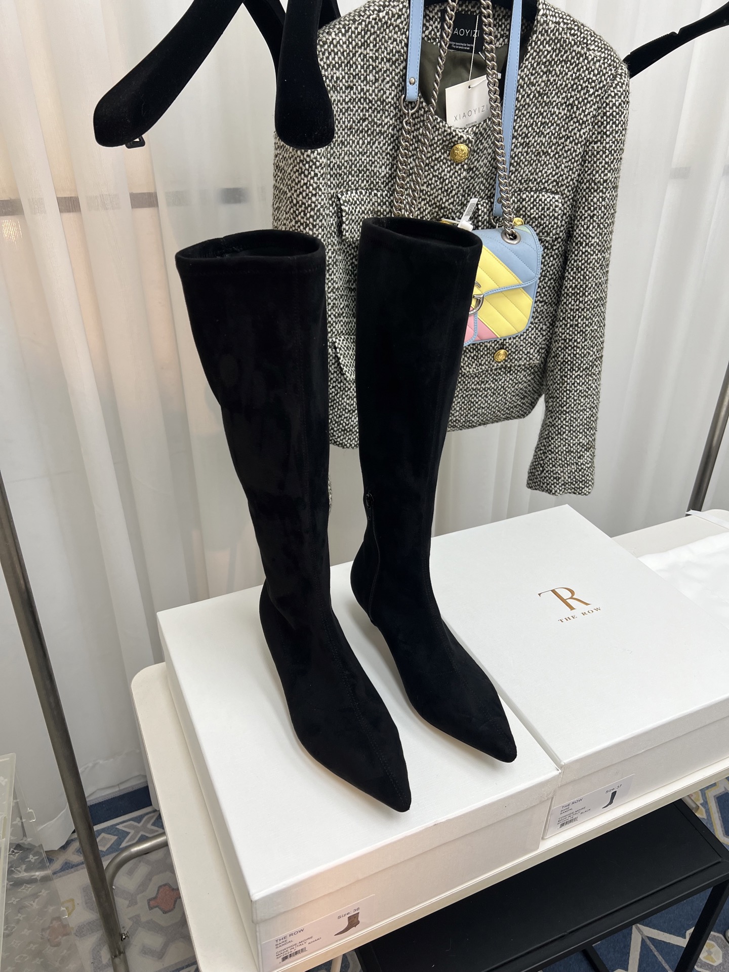 NO:561419,THE ROW 2025 Early Autumn New TR Stretch Boots Kitten Heel This pair of boots presents an elegant yet individual style. It combines the sophistication of fashion boots with a certain sense of fashion avant-garde. It is suitable for matching with a variety of styles of clothing, from simple daily wear to personalized dinner styles.  Elastic suede material, this material not only fits the leg lines, but also can well modify the leg shape, making the legs look more slender and smooth. The suede material has a high-end matte texture, which adds to the luxury and retro atmosphere of the boots. The height of the boot shaft is in the mid-to-high range and can cover the calf part, which has a certain tolerance and modification effect on the calf line. The upper is customized Yangjing stretch velvet, the lining is sheepskin, the sole is Italian leather outsole, and the heel height is 3cm.   Size 35-39 (40 is custom-made and cannot be returned or exchanged), boots, boots, sheepskin, sheep, Leather soles19860909THE ROW 2025早秋新款 TR弹力长靴小猫跟 这双长靴呈现出优雅又不失个性的风格,结合了时装靴的精致感与一定的时尚先锋性,适合搭配多种风格的服装,从简约的日常装到个性的晚宴造型都能适配. 弹力绒面材质,这种材质不仅贴合腿部线条,能很好地修饰腿型,让腿部看起来更修长流畅,而且绒面材质自带一种高级的哑光质感,增添了靴子的奢华感与复古氛围.靴筒的高度属于中高筒范围,能够覆盖到小腿部分,对小腿线条有一定的包容和修饰作用. 鞋面定制羊京弹力绒 内里垫脚羊皮 鞋底意大利真皮大底 跟高3cm 码数35-39（40定做不退换）,靴子,boots,sheepskin,sheep,Leather soles,Women's Shoes