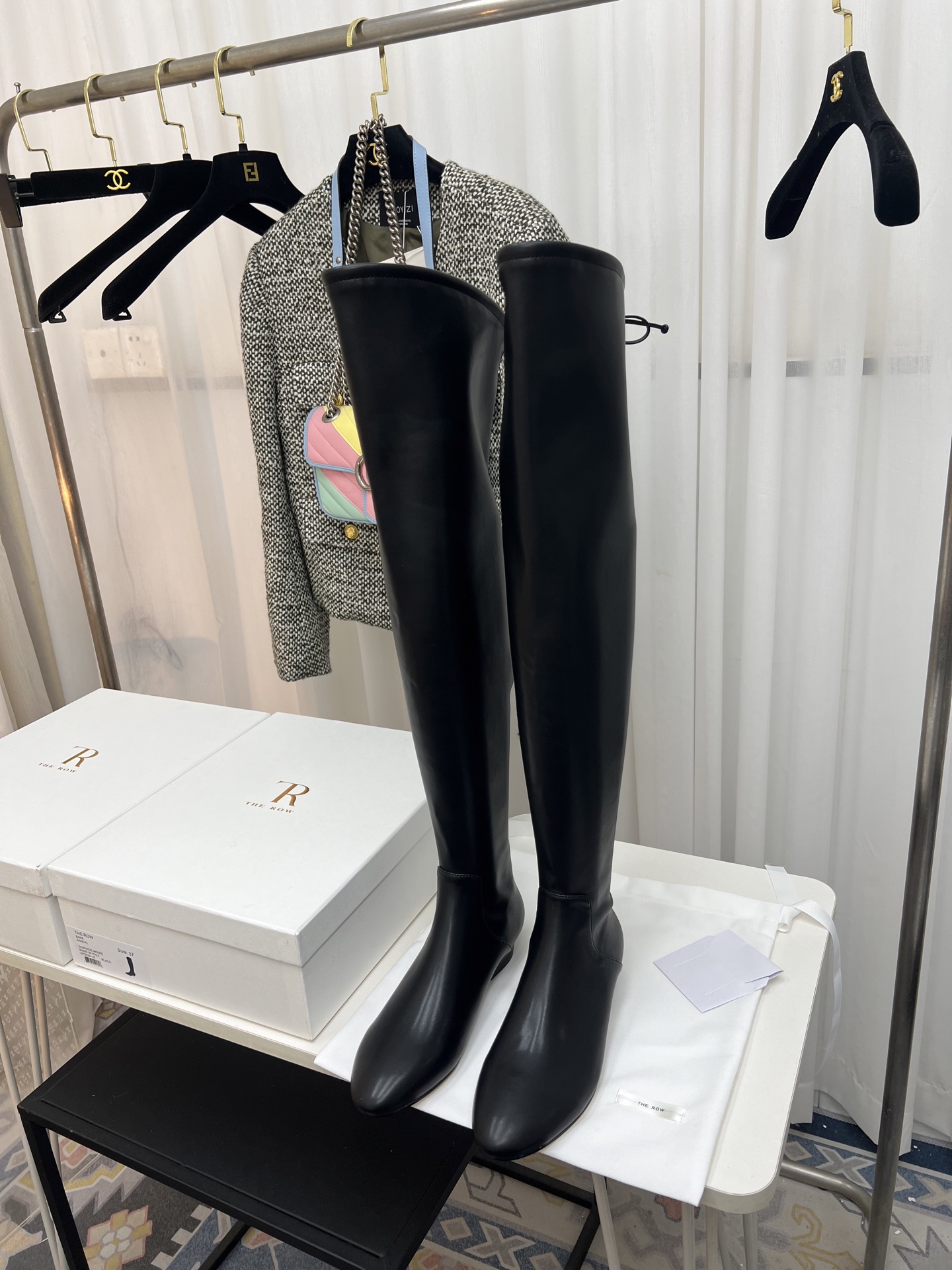 NO:561424,THE ROW 2025 Early Autumn New TR Elastic Over-the-Knee Boots Small Heel Boots These boots present an elegant yet individual style, combining the sophistication of fashion boots with a certain sense of fashion avant-garde. They are suitable for matching with a variety of styles of clothing, from simple daily wear to personalized dinner styles.  Elastic leather material, this material not only fits the leg line, but also can well modify the leg shape, making the legs look more slender and smooth, and the suede material has a high-end matte texture, which adds to the luxury and retro atmosphere of the boots. The height of the boot shaft is in the mid-to-high range, which can cover the calf part and has a certain tolerance and modification effect on the calf line. Customized elastic leather upper, black cotton sheepskin lining, Italian genuine leather outsole, heel height 3cm   Size 35-39 (40 is custom-made and non-refundable), boots, sheepskin, Leather soles19860909THE ROW 2025早秋新款 TR弹力过膝靴小矮跟长靴 这双长靴呈现出优雅又不失个性的风格,结合了时装靴的精致感与一定的时尚先锋性,适合搭配多种风格的服装,从简约的日常装到个性的晚宴造型都能适配. 弹力皮材质,这种材质不仅贴合腿部线条,能很好地修饰腿型,让腿部看起来更修长流畅,而且绒面材质自带一种高级的哑光质感,增添了靴子的奢华感与复古氛围.靴筒的高度属于中高筒范围,能够覆盖到小腿部分,对小腿线条有一定的包容和修饰作用. 鞋面定制弹力皮 内里垫脚黑棉羊皮 鞋底意大利真皮大底 跟高3cm 码数35-39（40定做不退换）,靴子,boots,sheepskin,Leather soles,Women's Shoes