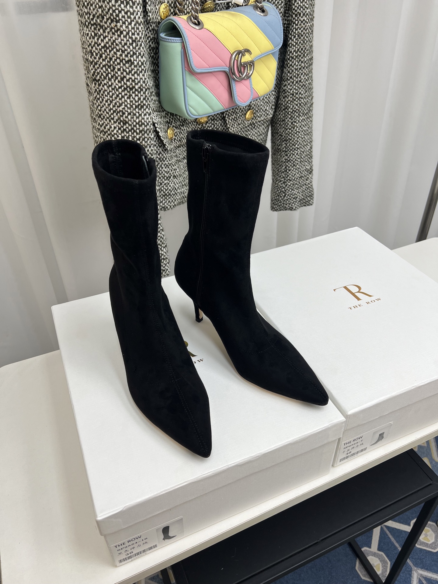 NO:561429,THE ROW 2025 Early Autumn New TR Stretch Short Boots Kitten Heel This pair of short boots presents an elegant yet individual style. It combines the sophistication of fashion boots with a certain sense of fashion avant-garde. It is suitable for matching with a variety of styles of clothing, from simple daily wear to personalized dinner styles.  Elastic suede material, this material not only fits the leg lines, but also can well modify the leg shape, making the legs look more slender and smooth. The suede material has a high-end matte texture, which adds to the luxury and retro atmosphere of the boots. The height of the boot shaft is in the mid-to-high range, which can cover the calf part and has a certain tolerance and modification effect on the calf line. The upper is customized Yangjing stretch velvet, the lining is sheepskin, the sole is Italian genuine leather, and the heel height is 3cm/8.5cm.   Size 35-39 (40 is custom-made and cannot be returned or exchanged), boots, boots, sheepskin, sheep, Leather soles19860909THE ROW 2025早秋新款 TR弹力短靴小猫跟 这双短靴呈现出优雅又不失个性的风格,结合了时装靴的精致感与一定的时尚先锋性,适合搭配多种风格的服装,从简约的日常装到个性的晚宴造型都能适配. 弹力绒面材质,这种材质不仅贴合腿部线条,能很好地修饰腿型,让腿部看起来更修长流畅,而且绒面材质自带一种高级的哑光质感,增添了靴子的奢华感与复古氛围.靴筒的高度属于中高筒范围,能够覆盖到小腿部分,对小腿线条有一定的包容和修饰作用. 鞋面定制羊京弹力绒 内里垫脚羊皮 鞋底意大利真皮大底 跟高3cm/8.5cm 码数35-39（40定做不退换）,靴子,boots,sheepskin,sheep,Leather soles,Women's Shoes