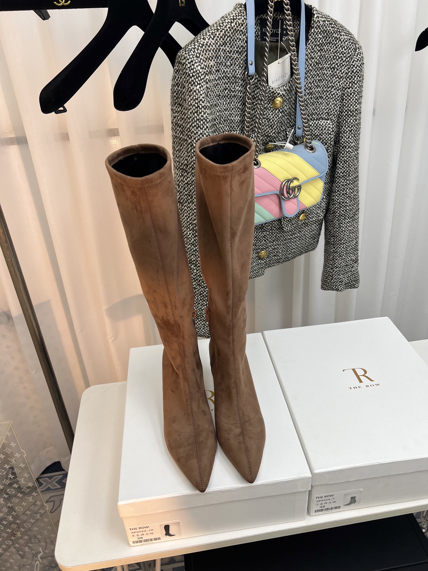 NO:561434,THE ROW 2025 Early Autumn New TR Stretch Boots Kitten Heel This pair of boots presents an elegant yet individual style. It combines the sophistication of fashion boots with a certain sense of fashion avant-garde. It is suitable for matching with a variety of styles of clothing, from simple daily wear to personalized dinner styles.  Elastic suede material, this material not only fits the leg lines, but also can well modify the leg shape, making the legs look more slender and smooth. The suede material has a high-end matte texture, which adds to the luxury and retro atmosphere of the boots. The height of the boot shaft is in the mid-to-high range and can cover the calf part, which has a certain tolerance and modification effect on the calf line. The upper is customized Yangjing stretch velvet, the lining is sheepskin, the sole is Italian genuine leather, and the heel height is 3cm/8.5cm.   Size 35-39 (40 is custom-made and cannot be returned or exchanged), boots, boots, sheepskin, sheep, Leather soles19860909THE ROW 2025早秋新款 TR弹力长靴小猫跟 这双长靴呈现出优雅又不失个性的风格,结合了时装靴的精致感与一定的时尚先锋性,适合搭配多种风格的服装,从简约的日常装到个性的晚宴造型都能适配. 弹力绒面材质,这种材质不仅贴合腿部线条,能很好地修饰腿型,让腿部看起来更修长流畅,而且绒面材质自带一种高级的哑光质感,增添了靴子的奢华感与复古氛围.靴筒的高度属于中高筒范围,能够覆盖到小腿部分,对小腿线条有一定的包容和修饰作用. 鞋面定制羊京弹力绒 内里垫脚羊皮 鞋底意大利真皮大底 跟高3cm/8.5cm 码数35-39（40定做不退换）,靴子,boots,sheepskin,sheep,Leather soles,Women's Shoes