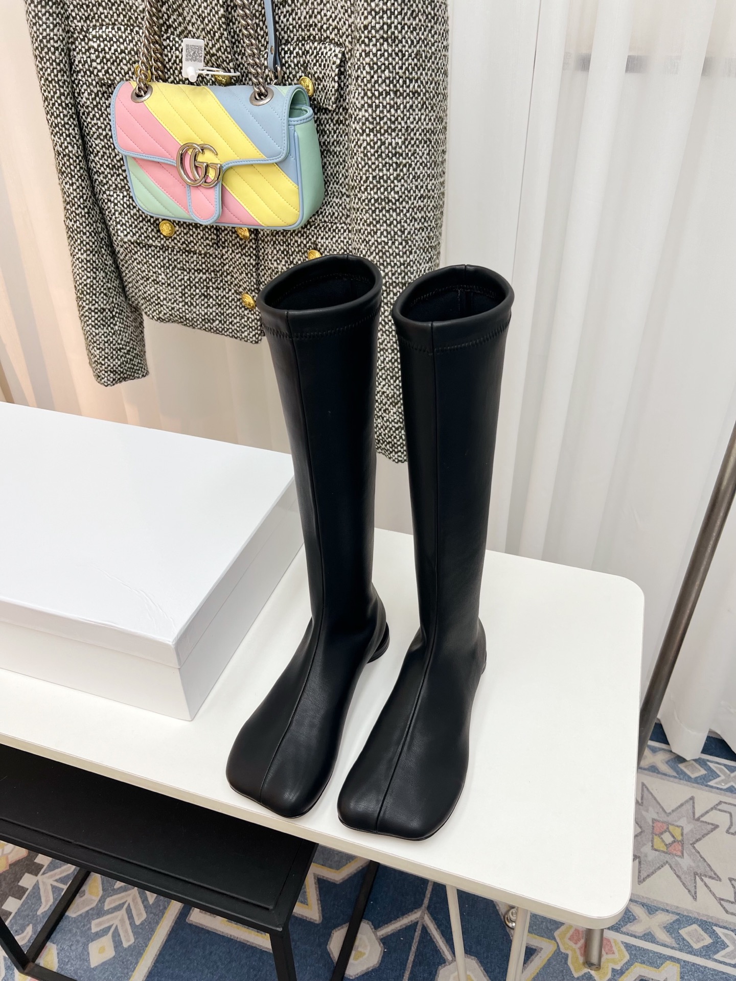 NO:561439,THE ROW 2025 early autumn new design, made of high-grade sheepskin with a delicate texture, the upper hand is soft to the touch, and the upper foot is neatly cut to hide the voluptuousness. The unique design combination of square toe + exaggerated round heel is not only in line with the current trend, but also can quietly lengthen the leg line. It is matched with the elastic boot collar that fits the leg shape. It can be worn from commuting to dating. It directly fills the early autumn atmosphere. Fabrics stretch film sheepskin, silk satin  Sole Italian leather sole, sheepskin lining, heel height 1CM, tube height 15.5 inches (38CM), boots, boots, sheepskin, real silk, silk fabric19860909THE ROW 2025早秋全新设计款,用高定级羊皮自带细腻质感,上手是软到心尖的触感,上脚靠利落剪裁藏住肉感.特意做了独特设计方头+夸张圆跟的设计组合,既符合当下潮流动向,又能悄悄拉长腿部线条,搭配贴合腿型的弹力靴口,从通勤到约会都能搭,早秋氛围感直接拉满 面料弹力贴膜羊皮、真丝绸缎 鞋底意大利真皮底 内里羊皮 跟高1CM 筒高15.5寸（38CM）,靴子,boots,sheepskin,real silk,silk fabric,Women's Shoes