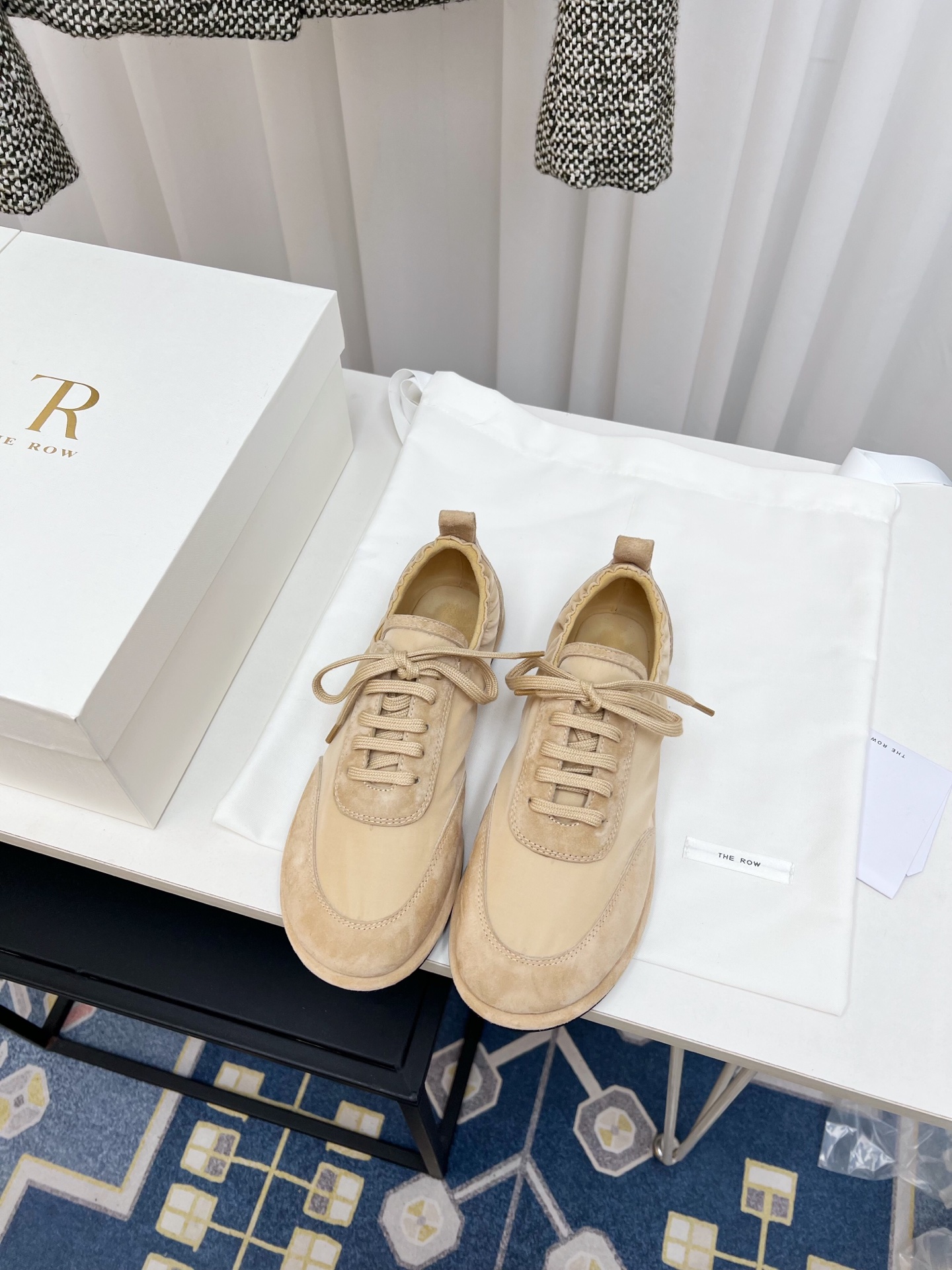 NO:694267,The RoW 26 spring and summer new shoes from the niche fashion brand THE RoW have arrived. Color-blocked lace-up Forrest Gump shoes, retro and super fashionable. The classic shoe shape is suitable for all outfits. The high-end feeling cannot be hidden, and the return rate is 200 when out on the street. The upper is made of original breathable technical cloth spliced with suede. The lining is suede. The suede foot pad is the outsole. The original molded rubber outsole. Size: 35-41  Comes with original packaging. Casual shoes/sports shoes, sneakers, chamois leather19860909小众潮牌THE RoW 26春夏新鞋报到 拼色系带阿甘鞋,复古超洋气 经典鞋型适配所有穿搭 高级感藏不住,出街回头率200  鞋面采用原版透气科技布拼接牛反绒 内里麂皮 垫脚麂皮 大底原版开模橡胶大底 码数:35-41 配原版包装.,休闲鞋/运动鞋,sneakers,chamois leather,Women's Shoes