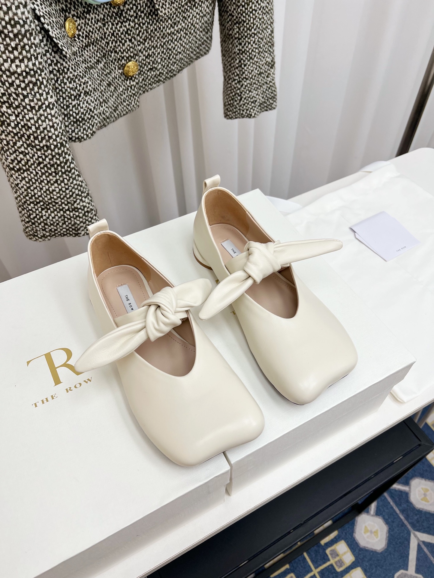 NO:707207,THE ROW 2026 new bow-knot shoes, mixed sheepskin fabric + sheepskin lining, leather outsole is super comfortable, detachable bow allows you to switch between cute and cool, you can buy it with your eyes closed~ The upper is made of mixed sheepskin, lining sheepskin, foot pad sheepskin outsole, original genuine leather sole, size: 35-41, comes with original packaging, ballet shoes, sheepskin, Leather soles19860909THE ROW 2026新款蝴蝶结单鞋,混种羊皮面料+羊皮内里,真皮大底超舒服,可拆卸蝴蝶结让可爱和潮酷自由切换,闭眼入不亏～ 鞋面采用混种羊皮 内里羊皮 垫脚羊皮 大底原版真皮底 码数:35-41 配原版包装,芭蕾舞鞋,sheepskin,Leather soles,Women's Shoes