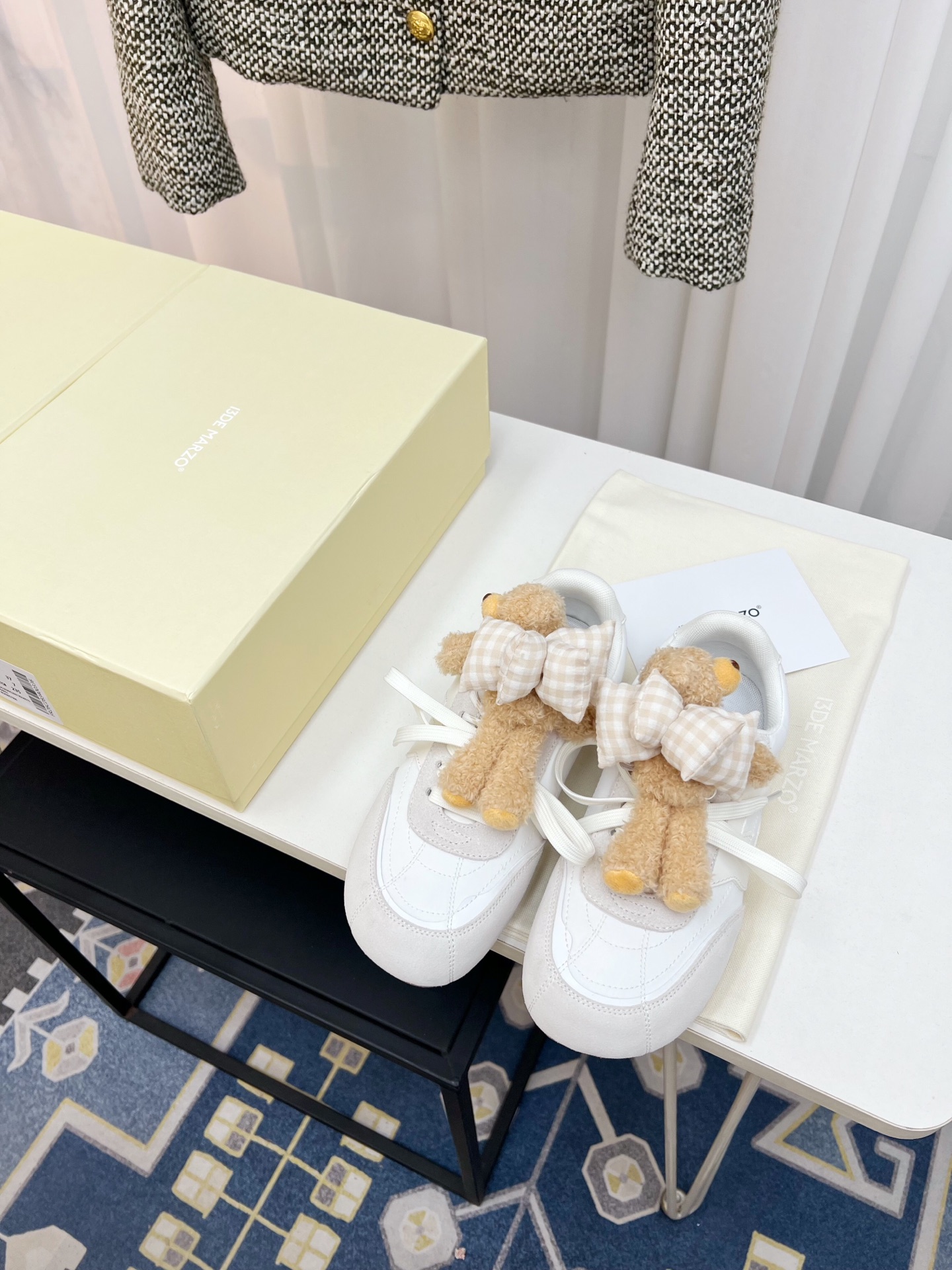 NO:927338,I will always be attracted by the 13DE MARZO bear. The brand’s iconic three-dimensional bear is now on De Xun shoes. The three-color color matching is retro and clean. It comes with a plaid bow doll hanging, which is detachable and can be matched at will. Double shoelace design unlocks two styles of wearing. Soft leather + raw rubber sole to keep your feet tired after walking for a long time. Hidden childlikeness under your feet, gentle and cute casual shoes. A cute item that has been asked about 800 times when you go out~ Colors are off-white, pink, and sky blue. Fabric: cowhide x quick-drying breathable mesh  Inside the original technology network, size 35-40, casual shoes/sports shoes, sneakers, cowhide19860909永远为13DE MARZO小熊心动 品牌标志性立体小熊这次落在德训鞋上 三色拼色复古又干净 自带格纹蝴蝶结玩偶挂饰,可拆卸随便搭配 双鞋带设计解锁两种穿搭风格 软皮+生胶底久走不累脚 把童趣藏在脚下,温柔可爱休闲鞋 出门被问八百遍的可爱单品～ 颜色米白、粉色、天蓝 面料牛皮X速干透气网 内里原版科技网 码数35-40,休闲鞋/运动鞋,sneakers,cowhide,Women's Shoes