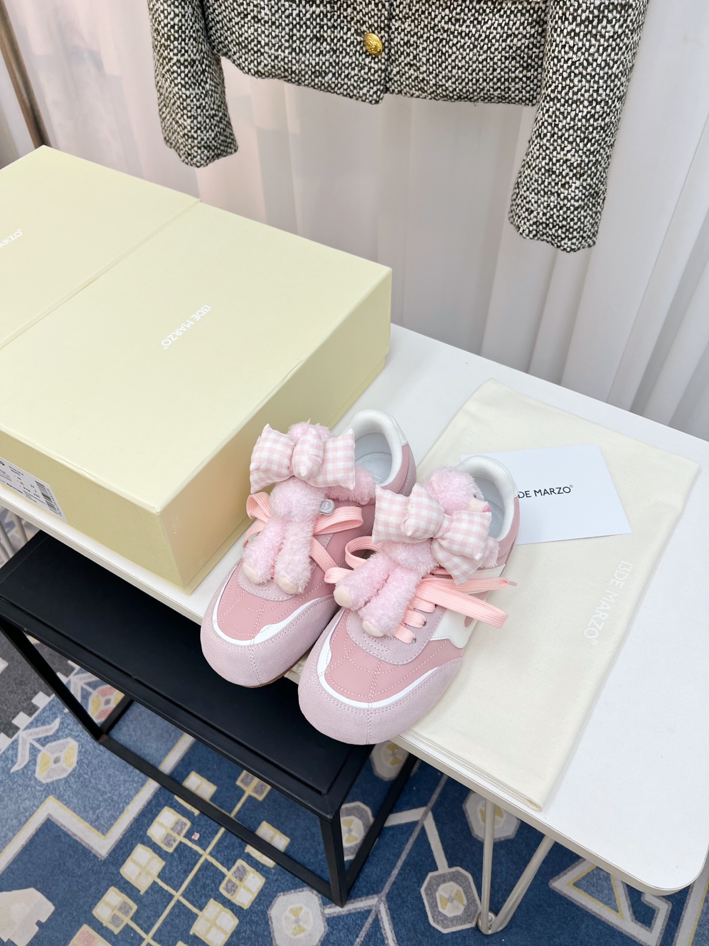NO:900507,I will always be attracted by the 13DE MARZO bear. The brand’s iconic three-dimensional bear is now on De Xun shoes. The three-color color matching is retro and clean. It comes with a plaid bow doll hanging, which is detachable and can be matched at will. Double shoelace design unlocks two styles of wearing. Soft leather + raw rubber sole to keep your feet tired after walking for a long time. Hidden childlikeness under your feet, gentle and cute casual shoes. A cute item that has been asked about 800 times when you go out~ Colors are off-white, pink, and sky blue. Fabric: cowhide x quick-drying breathable mesh  Inside the original technology network, size 35-40, casual shoes/sports shoes, sneakers, cowhide19860909永远为13DE MARZO小熊心动 品牌标志性立体小熊这次落在德训鞋上 三色拼色复古又干净 自带格纹蝴蝶结玩偶挂饰,可拆卸随便搭配 双鞋带设计解锁两种穿搭风格 软皮+生胶底久走不累脚 把童趣藏在脚下,温柔可爱休闲鞋 出门被问八百遍的可爱单品～ 颜色米白、粉色、天蓝 面料牛皮X速干透气网 内里原版科技网 码数35-40,休闲鞋/运动鞋,sneakers,cowhide,Women's Shoes