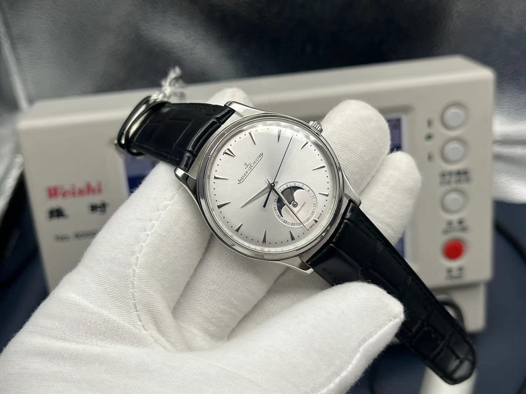 NO:389005,ZF Factory wall crack recommendation, upgraded version is coming, the highest version in the market, Jaeger-LeCoultre Moon Phase Master joins hands with the ultra-thin integrated movement to return to the stage for a limited time!  1. The original diameter is 39MM, and the streamlined steel case is escorted. There are calendar and moon phase adjustment buttons on the left and right sides. The logo on the head is clear and powerful, and the entire case is polished, with the lug curve natural. 2. The dial layout is simple but not simple. The small dial at the six o'clock position has two functions: moon phase and calendar, which are consistent with the original version. The Yin-Yang surface pointer is very well made, and the left and right ends are symmetrically separated by different surface treatment processes, half matte and half polished. 3. The back is transparent, and the bottom cover is made of stainless steel and sapphire, fixed by four single-mouth screws. The Jaeger-LeCoultre logo on the bottom cover and the watch number are hollow, delicate and profound. 4. The biggest highlight of this update is that the movement uses a Cal. all-in-one machine!  The thickness of the watch is compressed to the extreme, and the movement performance is more stable. The top layer of calfskin strap is stamped with crocodile patterns and is equipped with a simple butterfly buckle, which is exquisitely crafted and delicately polished. ZF once again empowers Jaeger-LeCoultre's Moon Phase Master, welcomes all watch friends to appreciate it!  ,jaeger-lecoultre,cowhide19860909ZF Factory墙裂推荐 升级版来袭 市场最高版本 积家月相大师携手超薄一体机芯限时返场！ 1直径39MM同步原装,流线型精钢表壳保驾护航,左右侧面有日历和月相调节按钮.把头的logo浮雕明晰有力,并且整只表壳进行了抛光处理,表耳弧度天然. 2表盘布局简约而不简单,六点位置的小表盘有月相和日历两种功能,功能与原版一致. 阴阳面指针做的非常到位,指针左右两头对称分开别离选用了不同的表面处理工艺,一半磨砂一半抛光. 3背透设计,精钢和蓝宝石搭配成的底盖,由四颗一字口螺丝固定.底盖上的积家标志以及手表编号都镂空细腻深刻. 4本次更新最大亮点是机芯采用了Cal.一体机！将腕表厚度压缩到极致,机芯性能更稳定. 头层小牛皮表带,上面印压鳄鱼纹路,配以一枚简单易用蝴蝶表扣,做工精致、打磨细腻. ZF再次为积家月相大师赋能,欢迎各位表友的品鉴！,,jaeger-lecoultre,cowhide,Watch