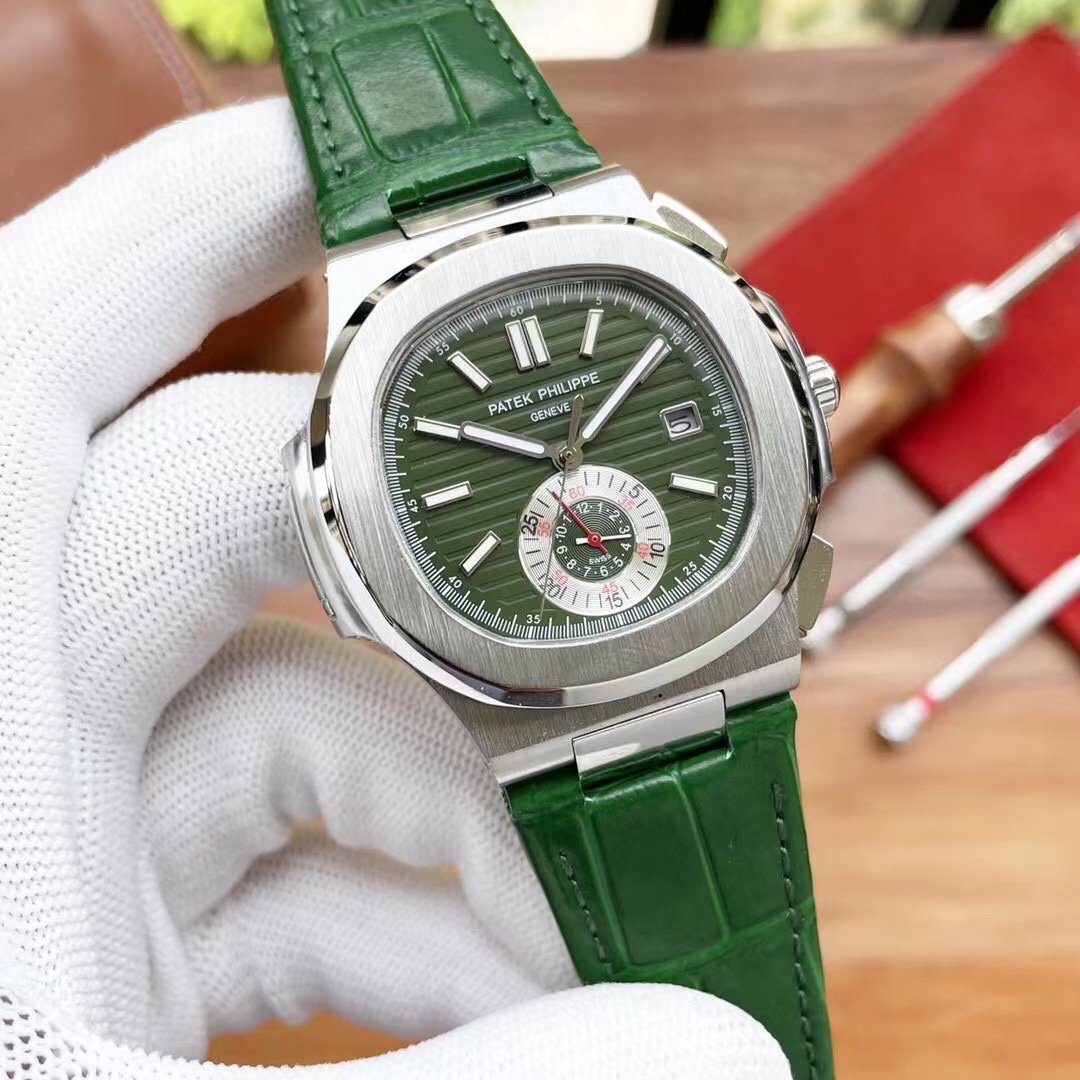 NO:726609,PP Patek Philippe Sporty Elegant NAUTILUS Series - Chronograph Nautilus, 40.5 mm in diameter, 3-digit date display window with polished white gold frame, two chronograph buttons on the upper and lower crown are integrated with the overall design, the strap links are alternately matte frosted and mirror polished, and the back is designed to provide an unobstructed view of the movement.,, patek philippe19860909PP百达翡丽运动优雅NAUTILUS 系列——计时鹦鹉螺,表径40.5毫米,,3字位设置配有抛光白金边框的日期显示窗口,表冠上下两个计时按钮与整体设计浑然一体 ,表带链节交替采用哑光磨砂和镜面抛光处理,背透设计,机芯运转一览无余.,,patek philippe,Watch