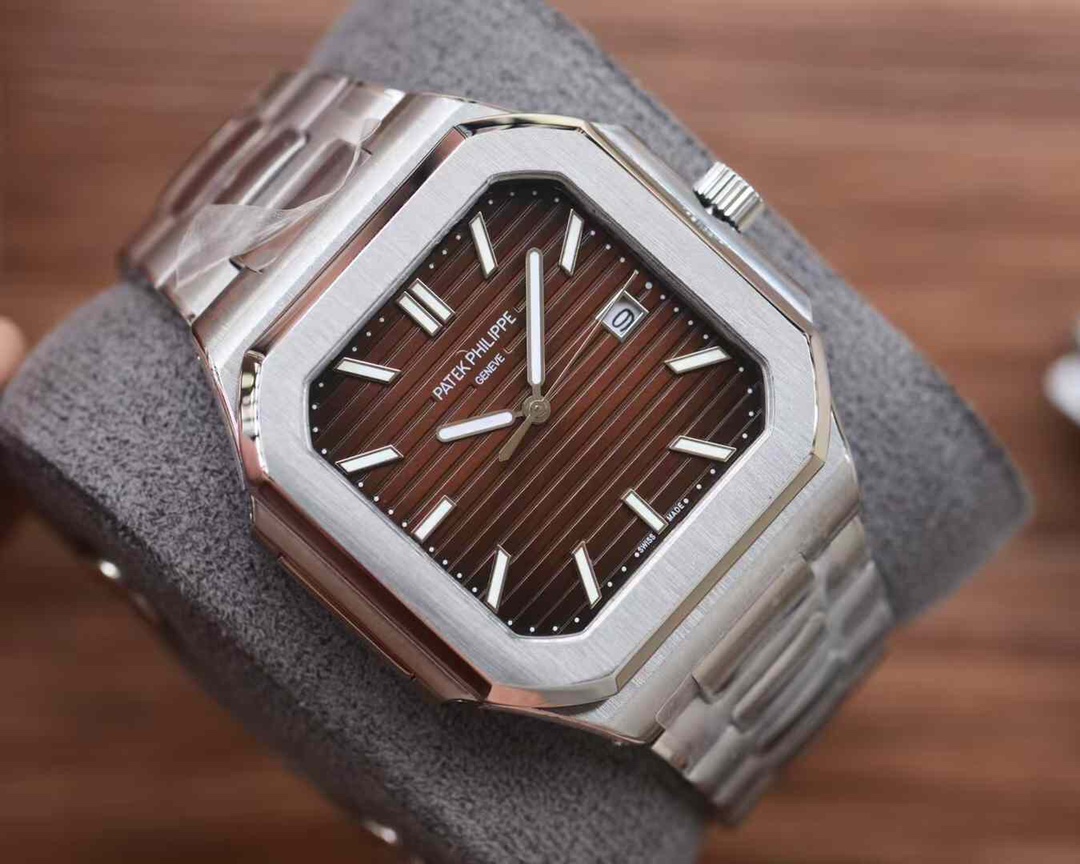 NO:726630,Patek Philippe launches a new series of CUBITUS 5821 watches. This Cubitus bracelet and dial are both classic and fashionable, with a perfect balance of elegance and luxury.  Highlights and features 1. Movement: automatic winding movement. 2. Steel band: 316L customized ergonomic strap, new buckle style. 3. Case: size 42mm and thickness only 11mm, which is the diagonal length of the case (i.e. 10 o'clock to 4 o'clock). Because the case is approximately square, the width of the upper and lower sides will be less than this value, so the visual effect is not very great. In terms of matching, 5821 is a sports-style watch, and it can be paired with formal and casual styles every day.,,patek  philippe,bracelet19860909百达翡丽重磅推出新系列CUBITUS 5821腕表 这款Cubitus手链及表盘,既经典又时尚,优雅与高级感完美平衡. 亮点特色1机芯:自动上链机芯.2钢带:316L定制级人体工程学表带,新扣款式.3表壳:尺寸42毫米厚度仅11mm,为表壳对角线长度(即10点位至4点位),因为表壳近似于方形,上下边的宽度会小于这一数值,所以视觉效果并不是很大. 搭配上,5821属于运动风格腕表,日常搭配正装和休闲风格也可以.,,patek philippe,bracelet,Watch