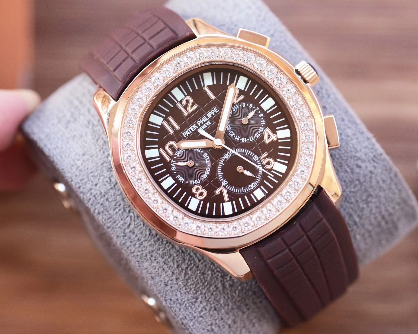 NO:726667,Patek Philippe's complex function AQUANAUT Traveler Series 'shocks' [Fist][Fist][Fist] [Function] The only complex sun, moon and stars perpetual calendar multi-function watch on the market, which brings together functions such as day, month, date, etc., and the time is clear at a glance. [Case] The rounded octagonal case is treated with brushing technology, and the rounded sides are combined with polishing to almost achieve a mirror effect.  At present, the most exquisite size of the same material is the same as the genuine product, with a diameter of 41 mm. [Dial] When viewed directly from the front, it looks like a grenade. The gold hour markers and luminous hour markers are super luminous, and the dim environment does not affect the wearer's interpretation. [Movement] Mechanical automatic movement  The automatic winding device is suitable for daily wear. A more practical watch was born, which allows you to see everything at a glance from the bottom. [Tape] Top-grade imported rubber strap, the rubber strap of the summer grenade is very comfortable to wear and is not afraid of sweat. This is very commendable, patek philippe19860909百达翡丽 复杂功能AQUANAUT旅行家系列＂震撼出击[拳头][拳头][拳头]【功能】市面唯一复杂日月星辰万年历多功能腕表腕表,汇集星期,月份,日期,等功能于一身,时间一目了然.【表壳】圆化八角形表壳采用拉丝工艺处理,圆润的侧边结合抛光处理几乎达到了镜面效果 目前同种质材最工闪艺尺寸直径同正品一致为41厚度【表盘】正面直视下如手雷,金质小时刻度和夜光小时刻度都是超强夜光,昏暗的环境也不影响佩戴者判读.【机芯】机械自动机芯 自动上链装置适合每天随身佩戴,一只更实用的腕表于焉诞生,从底部看让你一览无遗尽收眼底.【胶带】顶级进口橡胶表带,夏季手雷的橡胶带佩戴很舒适,不怕汗水,这一点很值得赞,,patek philippe,Watch