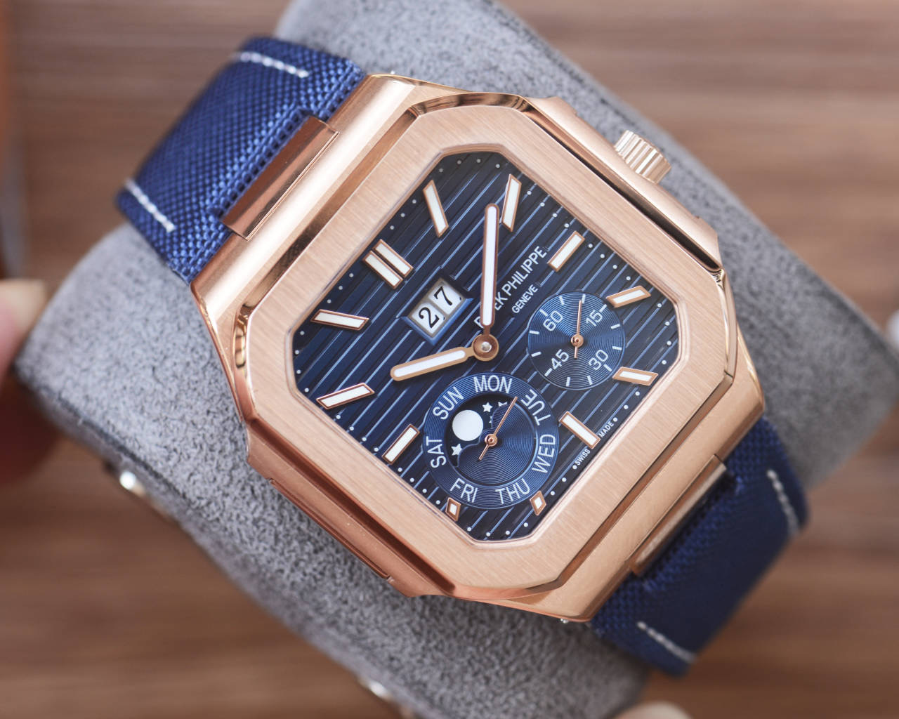 NO:602114,Patek Philippe launches a new series of CUBITUS 5822-001 watches, with instant jump oversized date, day of the week and moon phase display functions. This Cubitus bracelet and dial are both classic and fashionable, with a perfect balance of elegance and high-end sense.  Highlights and features 1. Movement: manual winding movement. 2. Steel band: 316L customized ergonomic strap, new buckle style. 3. Case: size 40mm and thickness only 10mm, which is the diagonal length of the case (i.e. 10 o'clock to 4 o'clock). Because the case is approximately square, the width of the upper and lower sides will be less than this value, so the visual effect is not very big.,,patek philippe,bracelet19860909百达翡丽重磅推出新系列CUBITUS 5822-001腕表,瞬跳超大日期,星期及月相显示功能 这款Cubitus手链及表盘,既经典又时尚,优雅与高级感完美平衡. 亮点特色1机芯:手动上链机芯.2钢带:316L定制级人体工程学表带,新扣款式.3表壳:尺寸40mm毫米厚度仅10mm,为表壳对角线长度(即10点位至4点位),因为表壳近似于方形,上下边的宽度会小于这一数值,所以视觉效果并不是很大.,,patek philippe,bracelet,Watch