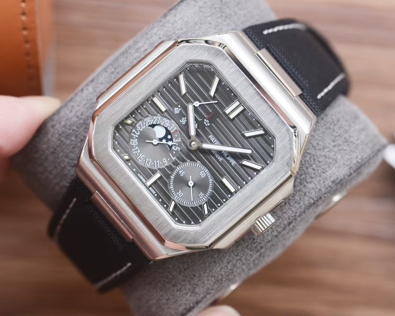 NO:602098,Patek Philippe launches a new series of CUBITUS 5822-001 watches, with power reserve, day of the week and moon phase display functions. This Cubitus bracelet and dial are both classic and fashionable, with a perfect balance of elegance and luxury.  Highlights and features 1. Movement: manual winding movement. 2. Steel band: 316L customized ergonomic strap, new buckle style. 3. Case: size 40mm and thickness only 10mm, which is the diagonal length of the case (i.e. 10 o'clock to 4 o'clock). Because the case is approximately square, the width of the upper and lower sides will be less than this value, so the visual effect is not very big.,,patek philippe,bracelet19860909百达翡丽重磅推出新系列CUBITUS 5822-001腕表,动力储存,星期及月相显示功能 这款Cubitus手链及表盘,既经典又时尚,优雅与高级感完美平衡. 亮点特色1机芯:手动上链机芯.2钢带:316L定制级人体工程学表带,新扣款式.3表壳:尺寸40mm毫米厚度仅10mm,为表壳对角线长度(即10点位至4点位),因为表壳近似于方形,上下边的宽度会小于这一数值,所以视觉效果并不是很大.,,patek philippe,bracelet,Watch