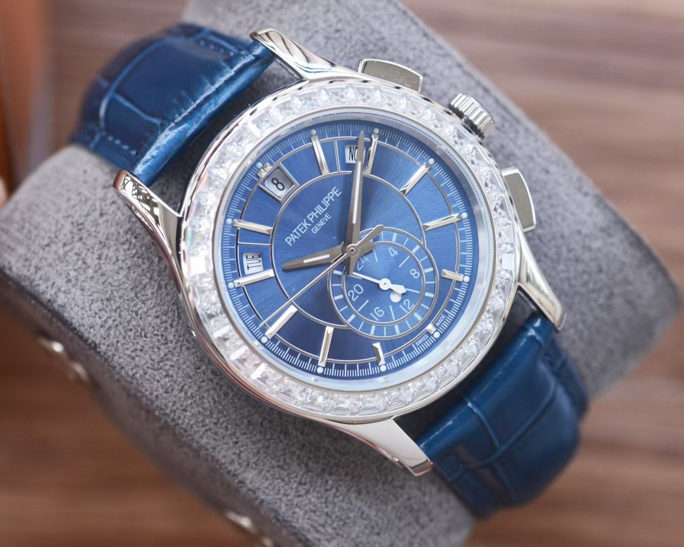 NO:602103,Patek Philippe's complex multi-function series 5905R - makes its grand debut, the first Nautilus complex watch launched so far, using ultra-complex craftsmanship to create a casual sports watch. 1. The small body and high energy can perform the following functions: 12 o'clock calendar function 10 o'clock day function 2 o'clock day function 6 o'clock 24 hours. All functions can be used normally. 2 The movement adopts an automatic winding movement, and the functions are perfectly interpreted on the premise of achieving a realistic appearance.  3 modification masters and independent watchmakers are enthusiastically involved in customizing and modifying the dial color, adding an interesting soul to the unique watch!  Ingenious masterpiece, welcome all friends to taste it, patek philippe19860909百达翡丽复杂多功能系列5905R-重磅登场,迄今推出的首款Nautilus复杂腕表,以超复杂的工艺技术打造休闲运动腕表. 1小身板大能量尽揽以下功能∶12点位日历功能 10点位星期功能 2点位星期功能 6点位24小时.所有功能都可正常使用. 2机芯采用自动上链机芯,在实现外观的逼真前提下,功能一并完美诠释. 3改装大师独立制表人,倾情参与定制改装表盘颜色,给予独一无二的腕表增添有趣的灵魂！ 匠心力作 欢迎各位表友品鉴,,patek philippe,Watch