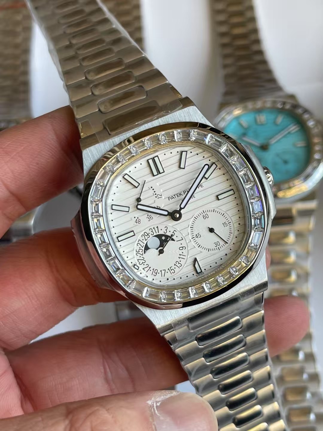 NO:617454,Patek Philippe Nautilus 5712/1A-001 multi-function watch combines classic aesthetics with an ultra-thin movement that brings together the best of the past!  Three-stage dial design, kinetic energy storage display in the upper left corner, calendar and moon phase windows in the lower left corner, and precise second hand in the lower right corner [Case] The size of the watch is 40 mm. The pillow-shaped case, which is the same as the original product, uses a combination of front brushing and side polishing. It has a clear sense of layering and full texture. It shows exquisite craftsmanship. [Strap] It is made with the original strap one to one. The central polished part of each strap can show the shape of a diamond, showing a high-end texture.  Date, true kinetic energy, true moon phase function.,, patek philippe19860909百达翡丽鹦鹉螺5712/1A-001多功能腕表,融合经典美学,超薄机芯 荟萃以往精华！三段式表盘设计,左上角动能储存显示,左下角日历和月相窗口,右下角精准秒针【表壳】腕表尺寸40毫米,同正品一致的枕型表壳采用正面拉丝,侧面抛光的两种工艺组合,层次感分明,质感十足.尽显精湛工艺.【表带】采用原装表带一比一量身打造,每节表带的中央抛光部位,都能呈现钻石的形状,尽显高级质感. 日期,真动能,真月相功能.,,patek philippe,Watch