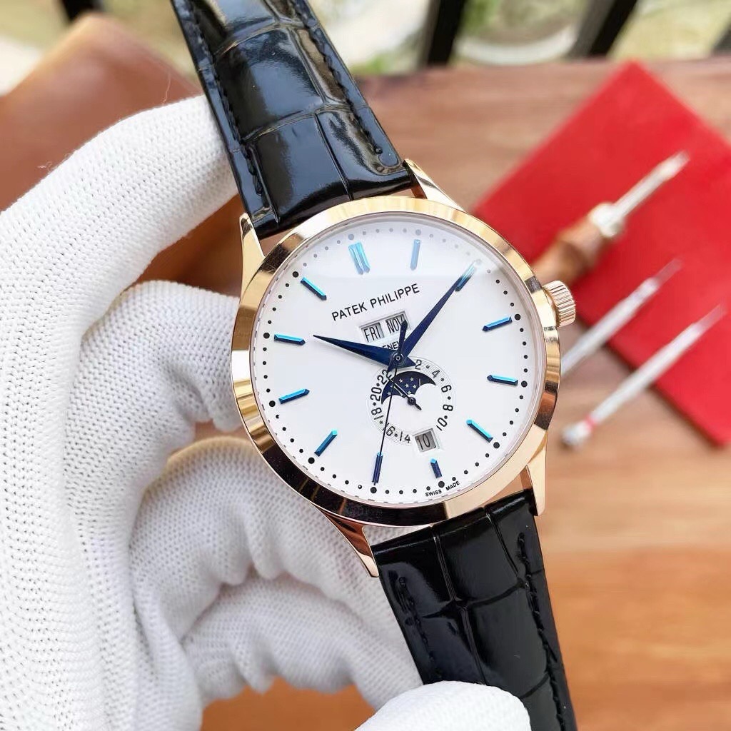 NO:726649,Patek Philippe Complicated Function Chronograph Series 5396R - The watch does not require too much decoration, showing low-key magnificence. [Case] 41mm diameter, the shiny metallic luster of the round case flows on the smooth lines of the dial, showing the excellent design style and polishing process of the watch. The orderly arrangement of the complex functions makes it look very symmetrical, without any sense of obtrusion. Through the embellishment of the beautiful dauphine hands, whether it is the details of the hands or the hour markers, it looks like  They are all very perfect, and the display of the calendar window at 6 o'clock is clear, making the reading of the annual calendar function more convenient. [Movement] restores Patek Philippe's functions of providing hours, minutes, seconds, moon phase display, calendar, day of the week, month and 24-hour display. The annual calendar watch also has an undeniable advantage, that is, it matches with formal clothing. The calmness of the annual calendar and the elegance of formal clothing, the charm it exudes is really multiplied, and it must be a boutique. Welcome to taste it!  ,,patek philippe19860909百达翡丽复杂功能计时系列5396R-腕表无需过多的装饰,尽显低调的华丽气【表壳】41mm表径,圆形表壳闪亮的金属光泽流动在表盘流畅的线条上,展现出了腕表出色的设计风格与打磨工艺.复杂功能井井有条的安排令其看上去十分的对称,丝毫不会有突兀之感,通过优美的太妃指针的点缀,无论是指针还是时标的细节修饰,看上去都非常的完美,6点位日历窗的显示清晰明了,让年历功能的读取变得更加方便.【机芯】还原出百达翡丽的提供了时、分、秒、月相显示、日历、星期、月份以及24小时显示的功能,年历腕表还拥有一个不可否认的优点,便是它与正装服饰的搭配,年历表的从容再加上正装的优雅,其所散发的魅力实在是呈倍数增长,必属精品.欢迎品鉴！,,patek philippe,Watch