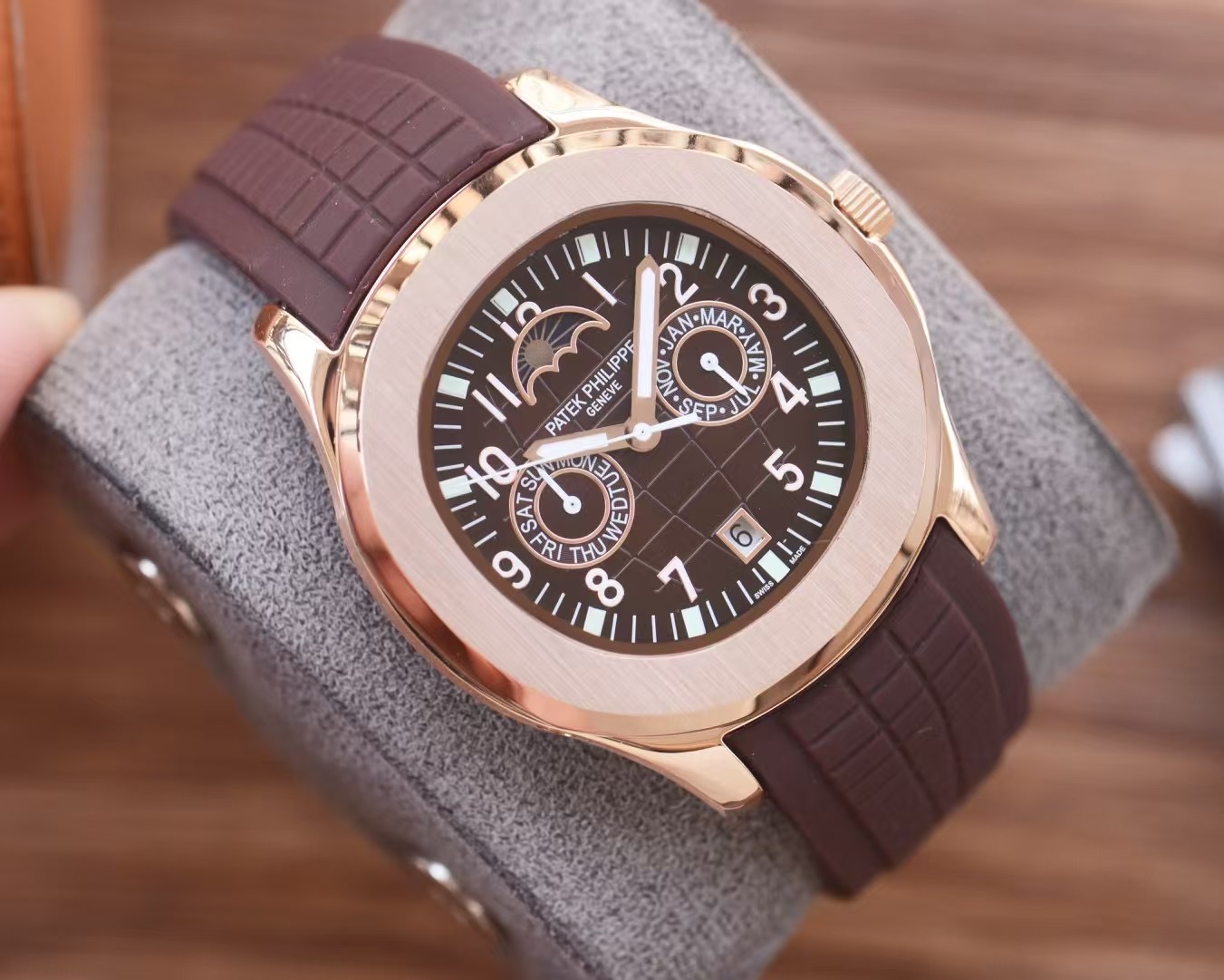 NO:726632,Grenade King Patek Philippe 5261R-001 The latest smiley face grenade Unisex grenade series Patek Philippe Aquanaut series launches the first newly added convenient and practical complex function watch 5261R, once again blooming the charm of casual elegance!  The annual calendar watch uses a 39.9 mm diameter case. This watch is particularly different from other Patek Philippe timepieces that are also equipped with an annual calendar display. The date and moon phase windows are located at 6 o'clock and 12 o'clock respectively, and there are auxiliary dials for the day and month at 3 o'clock and 9 o'clock.  The case and bezel adopt the iconic arc-shaped octagonal shape, combined with contrasting polishing and satin treatments. The gray-blue dial and strap are decorated with Aquanaut embossed patterns, and the Arabic numerals and baton-style hands are covered with white fluorescent coatings for easy reading. The gray-blue tape is not only extremely comfortable to wear, but also has high wear resistance. It is also embellished with the Aquanaut pattern, which complements the dial decoration. It is equipped with a folding clasp, adding a 'casual elegance' style, patek  philippe19860909手雷王 百达翡丽 5261R-001最新款笑脸手雷男女通用手雷系列 百达翡丽 Aquanaut系列 推出首款新增便捷实用的复杂功能腕表5261R,再度绽放休闲优雅魅力！ 年历腕表采用39.9毫米直径表壳 此款腕表比同样配备年历显示的其他百达翡丽时计格外与众不同.日期和月相视窗分别位于6时和12时位置,3时和9时位置则设有星期和月份辅助表盘. 表壳及表圈采用标志性的圆弧八角形造型,结合对比鲜明的抛光与缎纹处理.灰蓝色表盘及表带饰有Aquanaut浮雕图案,阿拉伯字块及巴顿式指针,均覆以白色荧光涂层,读时一目了然. 搭配灰蓝色胶带不仅佩戴分外舒适,而且耐磨性较高,同时缀饰Aquanaut图案,与表盘装饰相映成趣,配备折叠式表扣,更添“休闲优雅”风范,,patek philippe,Watch