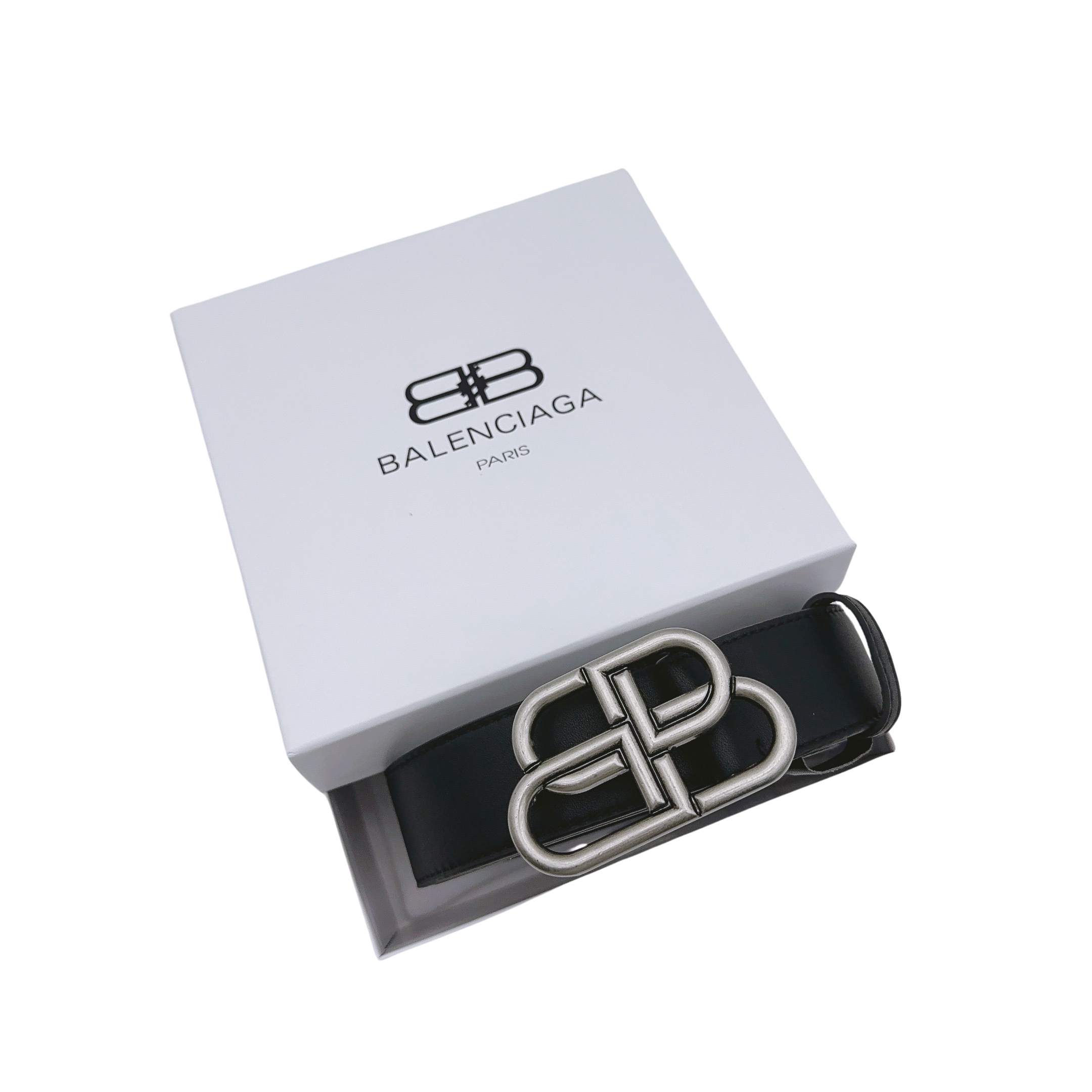 💰110
Balenciaga巴黎世家，BB标志平滑扣大号，牛皮皮带，男款黑色，宽3.8cm，BB EXTRA LARGE 腰带-官网在售价¥38,635RMB，BB 黑色天然鞣制牛皮革 Extra Large 腰带，做旧银色金属配件，尺寸：宽3.8厘米• 天然鞣制牛皮革• 做旧银色BB锁扣品牌标识金属配件• 腰带上有5个带孔• 同色系皮圈• 产地：见产品标签• 用软布擦拭材料：牛皮革产品编码：6741811CH0B1000

尺寸：长115cm宽3.8cm 
配：​专柜全套礼盒（如图👇👇👇）
