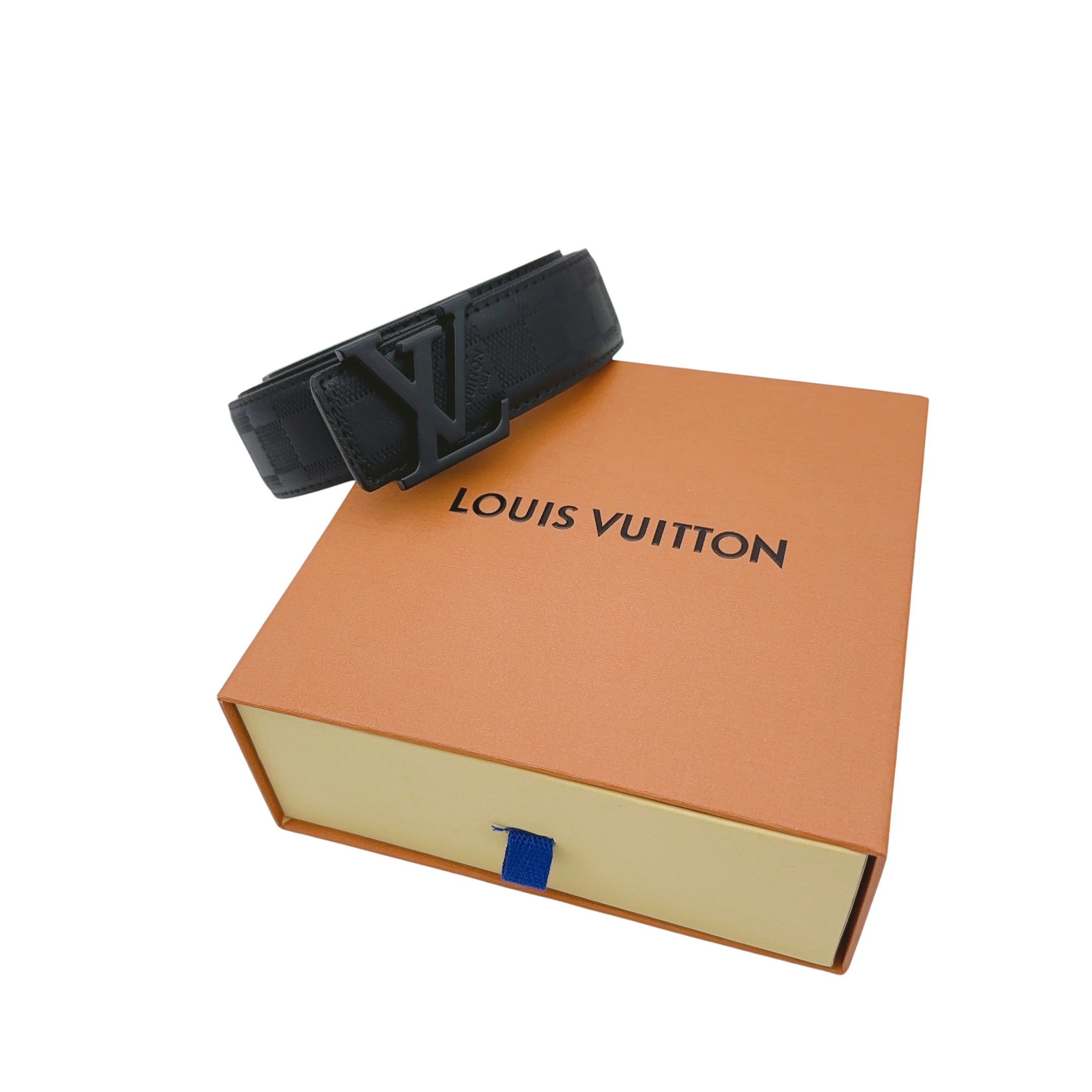 💰110
LOUIS VUITTON路易威登 24新款INITIALES 头层牛皮压花腰带-男款黑色宽4cm,官网在售价¥6335人民币!经典款男LV腰带!!带身采用黄牛的头层牛皮经久耐用,经典老花压花Logo尽显低调奢华!!LV 腰带的压花通常是品牌的经典图案,如 Monogram 图案。这种压花是通过特殊的工艺将图案压制在皮革表面,使其具有独特的纹理和外观。LV 腰带的压花工艺非常精细,通常需要经过多道工序才能完成。LV 腰带的压花不仅具有美观的效果,还可以增加皮革的耐用性和防水性。同时,压花也是 LV 腰带的重要标识之一,有助于辨别真伪。
尺寸:长115cm宽4cm
配:专柜全套包装🎁(如图👇)
