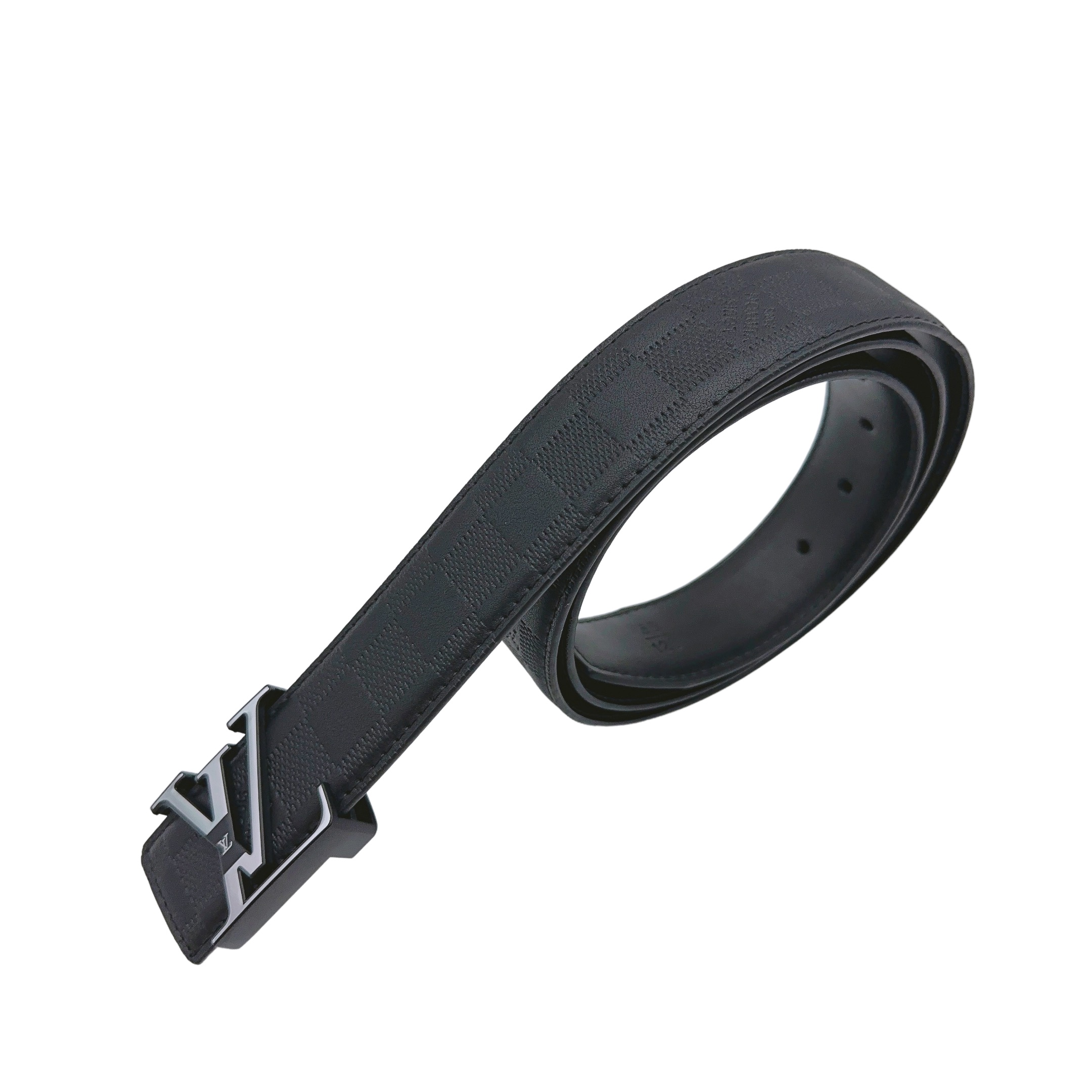 💰110
LOUIS VUITTON路易威登 24新款INITIALES 头层牛皮压花腰带-男款棋盘格黑色宽4cm,官网在售价¥6635人民币!经典款男LV腰带!!带身采用黄牛的头层牛皮经久耐用,经典老花压花Logo尽显低调奢华!!LV 腰带的压花通常是品牌的经典图案,如 Monogram 图案。这种压花是通过特殊的工艺将图案压制在皮革表面,使其具有独特的纹理和外观。LV 腰带的压花工艺非常精细,通常需要经过多道工序才能完成。LV 腰带的压花不仅具有美观的效果,还可以增加皮革的耐用性和防水性。同时,压花也是 LV 腰带的重要标识之一,有助于辨别真伪。
尺寸:长115cm宽4cm
配:专柜全套包装🎁(如图👇)