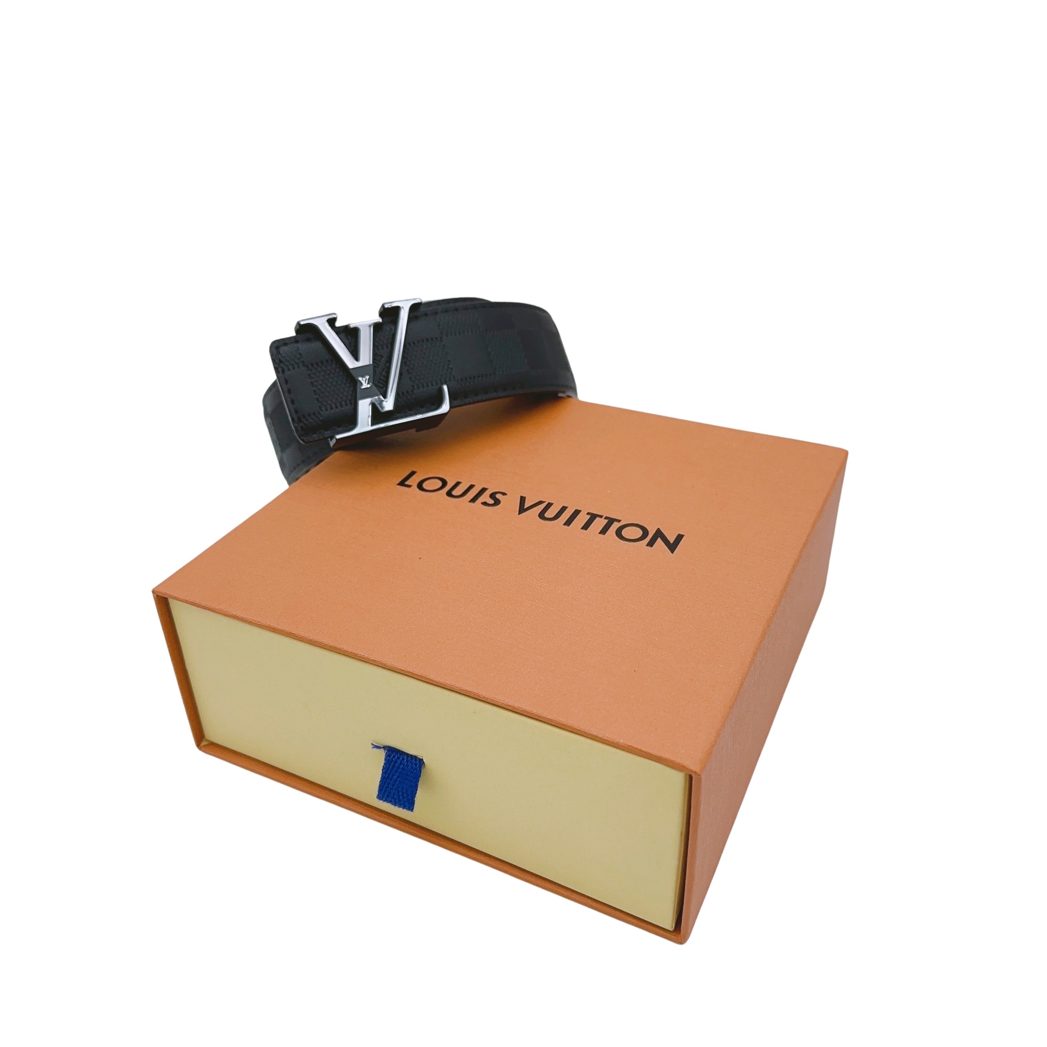 💰110
LOUIS VUITTON路易威登 24新款INITIALES 头层牛皮压花腰带-男款棋盘格黑色宽4cm,官网在售价¥6635人民币!经典款男LV腰带!!带身采用黄牛的头层牛皮经久耐用,经典老花压花Logo尽显低调奢华!!LV 腰带的压花通常是品牌的经典图案,如 Monogram 图案。这种压花是通过特殊的工艺将图案压制在皮革表面,使其具有独特的纹理和外观。LV 腰带的压花工艺非常精细,通常需要经过多道工序才能完成。LV 腰带的压花不仅具有美观的效果,还可以增加皮革的耐用性和防水性。同时,压花也是 LV 腰带的重要标识之一,有助于辨别真伪。
尺寸:长115cm宽4cm
配:专柜全套包装🎁(如图👇)