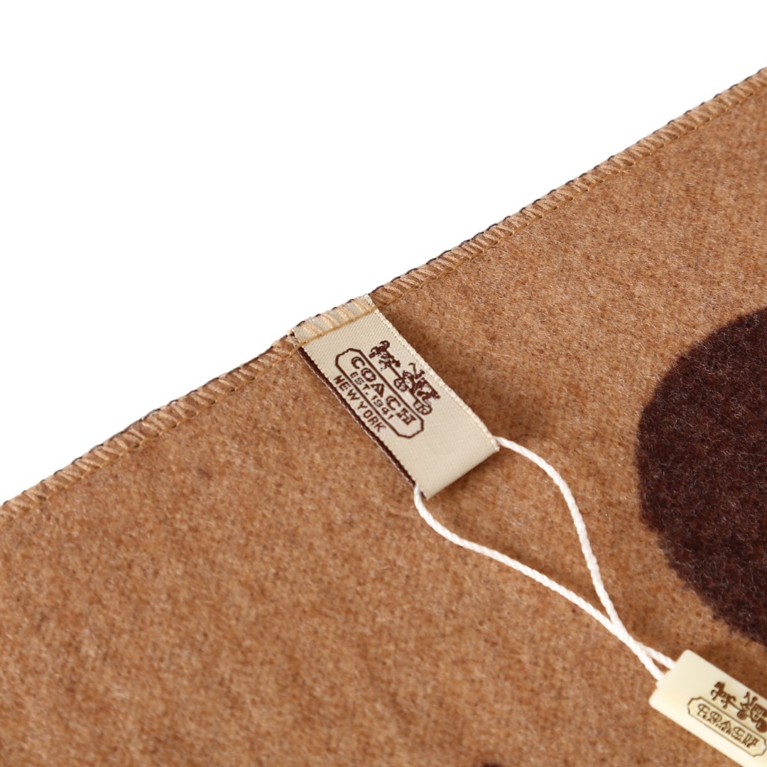 💰90
秋冬氛围感拉满！COACH 棕调围巾直接封神✨暖棕底色 + 浅卡其经典双 C 链条纹，自带美式复古滤镜，把 “贵气松弛感” 焊在身上～软糯针织裹住脖颈，流苏边随步伐轻晃，配大衣是韩剧女主，搭卫衣秒变随性潮人，礼盒装连送礼都省了包装！

注意：围巾不可放洗衣机洗！   
🧣退换货包装损坏-10🧣   
配：专柜全套礼盒（如图👇）