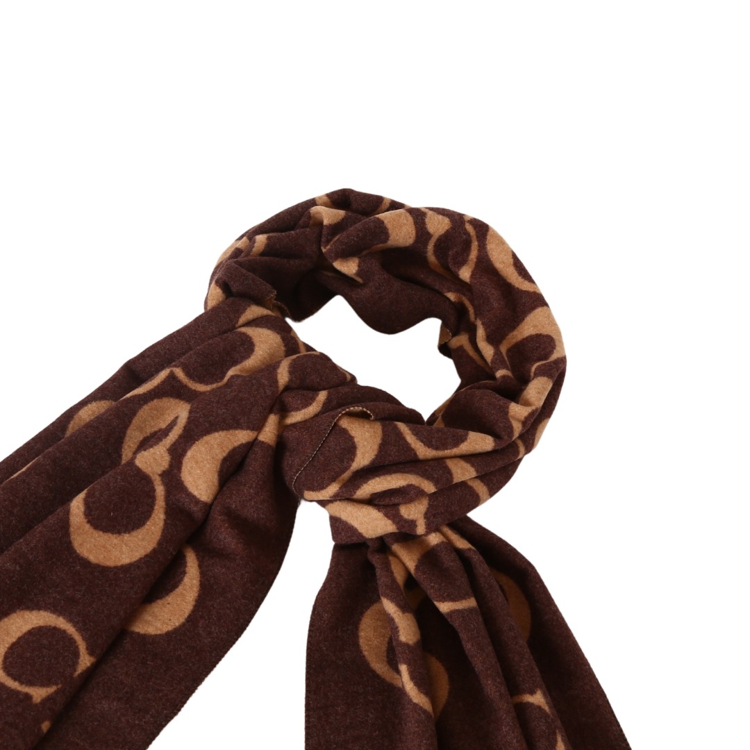 💰90
秋冬氛围感拉满！COACH 棕调围巾直接封神✨暖棕底色 + 浅卡其经典双 C 链条纹，自带美式复古滤镜，把 “贵气松弛感” 焊在身上～软糯针织裹住脖颈，流苏边随步伐轻晃，配大衣是韩剧女主，搭卫衣秒变随性潮人，礼盒装连送礼都省了包装！

注意：围巾不可放洗衣机洗！   
🧣退换货包装损坏-10🧣   
配：专柜全套礼盒（如图👇）