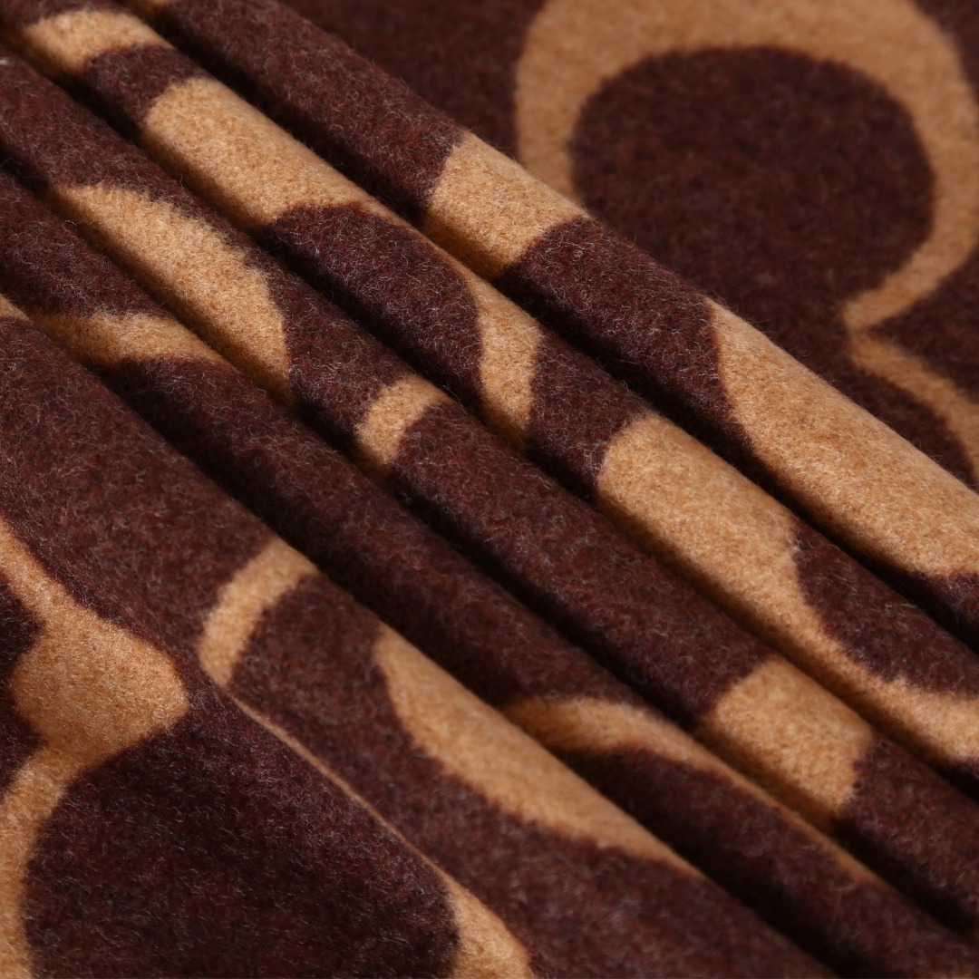 💰90
秋冬氛围感拉满！COACH 棕调围巾直接封神✨暖棕底色 + 浅卡其经典双 C 链条纹，自带美式复古滤镜，把 “贵气松弛感” 焊在身上～软糯针织裹住脖颈，流苏边随步伐轻晃，配大衣是韩剧女主，搭卫衣秒变随性潮人，礼盒装连送礼都省了包装！

注意：围巾不可放洗衣机洗！   
🧣退换货包装损坏-10🧣   
配：专柜全套礼盒（如图👇）