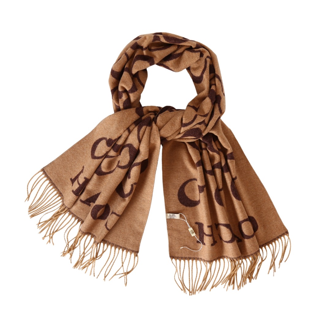 💰90
秋冬氛围感拉满！COACH 棕调围巾直接封神✨暖棕底色 + 浅卡其经典双 C 链条纹，自带美式复古滤镜，把 “贵气松弛感” 焊在身上～软糯针织裹住脖颈，流苏边随步伐轻晃，配大衣是韩剧女主，搭卫衣秒变随性潮人，礼盒装连送礼都省了包装！

注意：围巾不可放洗衣机洗！   
🧣退换货包装损坏-10🧣   
配：专柜全套礼盒（如图👇）