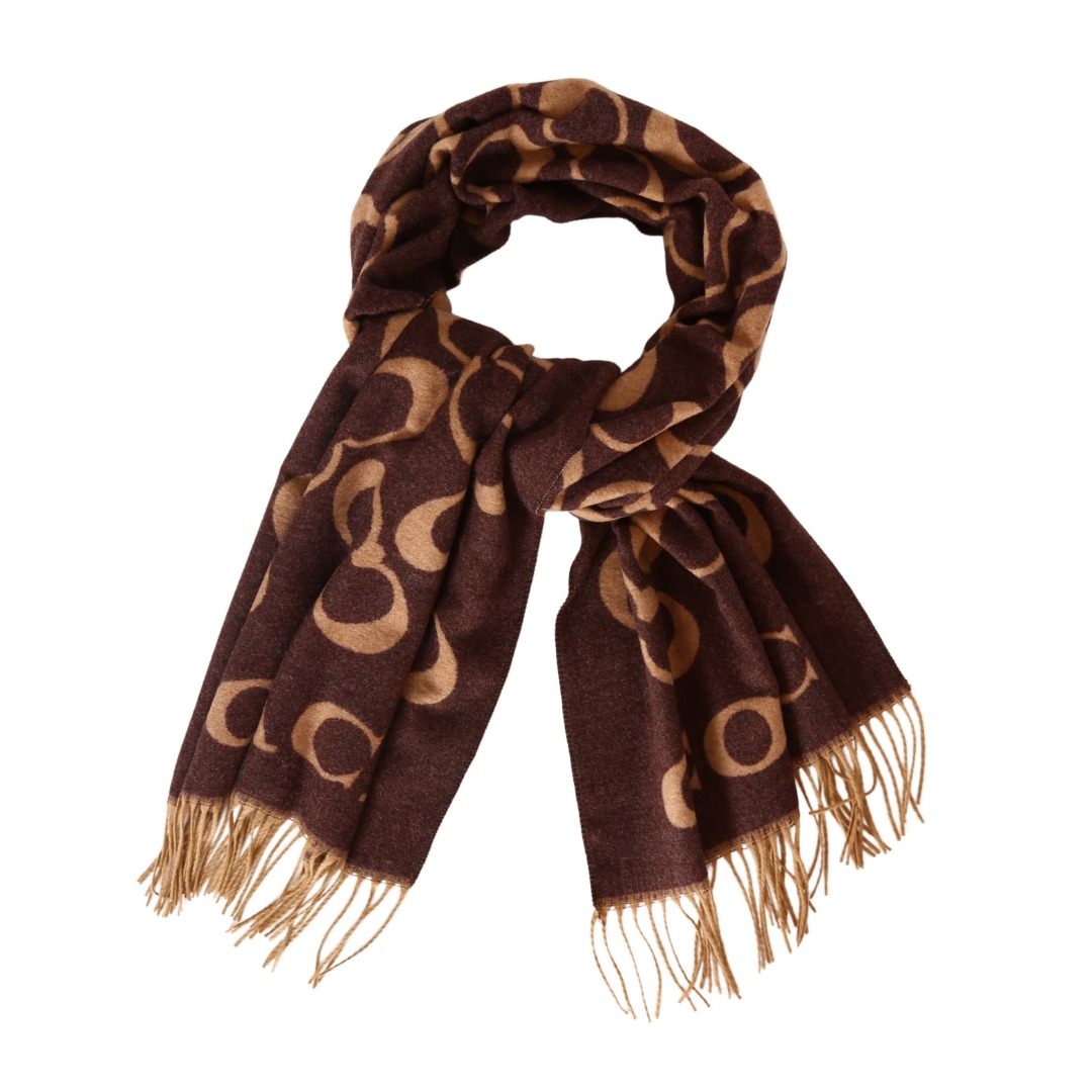 💰90
秋冬氛围感拉满！COACH 棕调围巾直接封神✨暖棕底色 + 浅卡其经典双 C 链条纹，自带美式复古滤镜，把 “贵气松弛感” 焊在身上～软糯针织裹住脖颈，流苏边随步伐轻晃，配大衣是韩剧女主，搭卫衣秒变随性潮人，礼盒装连送礼都省了包装！

注意：围巾不可放洗衣机洗！   
🧣退换货包装损坏-10🧣   
配：专柜全套礼盒（如图👇）