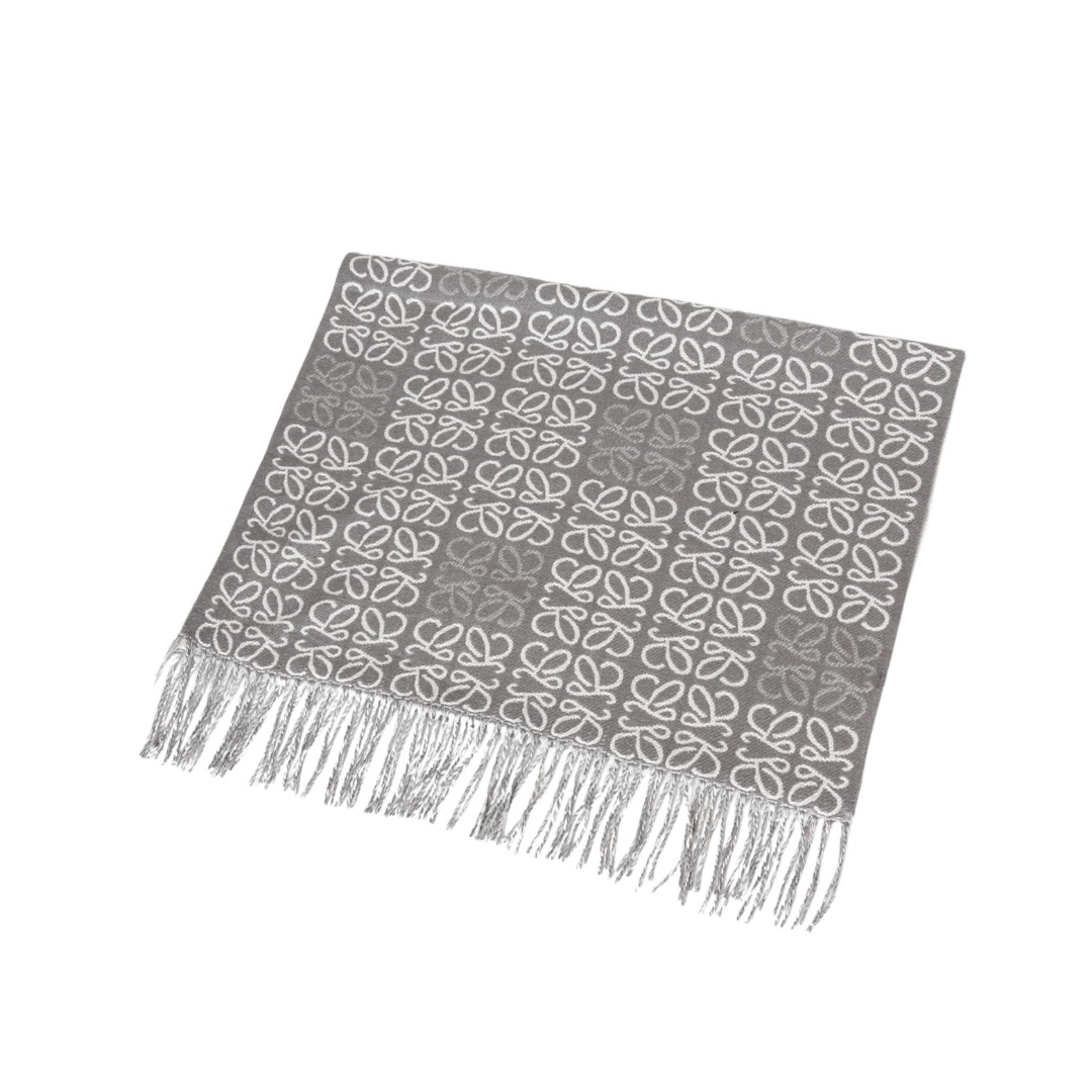 💰100
罗意威 Anagram 围巾：冷灰调里的质感叙事，当秋冬的冷意漫过领口，这条罗意威围巾成了「显贵」的暗号。冷烟灰底色上，立体四 L 提花以细密针脚织就 —— 这是品牌刻在 DNA 里的极简美学，每一道缠绕的纹路都藏着西班牙工艺的松弛底气。羊绒的软度，裹在颈间像陷进云朵，却又因挺括织法，搭在肩臂时自带垂坠的高级轮廓。流苏是点睛的松弛感：轻晃时随步伐漾开细碎光泽，配驼色羊绒大衣是通勤场的贵气 buff，裹在黑色连帽卫衣外，又成了街头潮派的慵懒注脚。它从不是浮夸的装饰，而是秋冬穿搭里「润物细无声」的质感锚点 —— 任衣柜风格百变，这条围巾一裹，便把「低调的精致」焊在了每一套搭配里。

注意：围巾不可放洗衣机洗！    
🧣退换货包装损坏-10🧣    
配：专柜全套礼盒（如图👇）