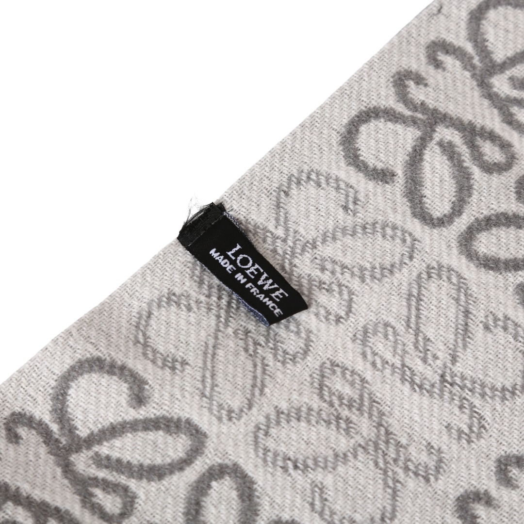 💰100
罗意威 Anagram 围巾：冷灰调里的质感叙事，当秋冬的冷意漫过领口，这条罗意威围巾成了「显贵」的暗号。冷烟灰底色上，立体四 L 提花以细密针脚织就 —— 这是品牌刻在 DNA 里的极简美学，每一道缠绕的纹路都藏着西班牙工艺的松弛底气。羊绒的软度，裹在颈间像陷进云朵，却又因挺括织法，搭在肩臂时自带垂坠的高级轮廓。流苏是点睛的松弛感：轻晃时随步伐漾开细碎光泽，配驼色羊绒大衣是通勤场的贵气 buff，裹在黑色连帽卫衣外，又成了街头潮派的慵懒注脚。它从不是浮夸的装饰，而是秋冬穿搭里「润物细无声」的质感锚点 —— 任衣柜风格百变，这条围巾一裹，便把「低调的精致」焊在了每一套搭配里。

注意：围巾不可放洗衣机洗！    
🧣退换货包装损坏-10🧣    
配：专柜全套礼盒（如图👇）