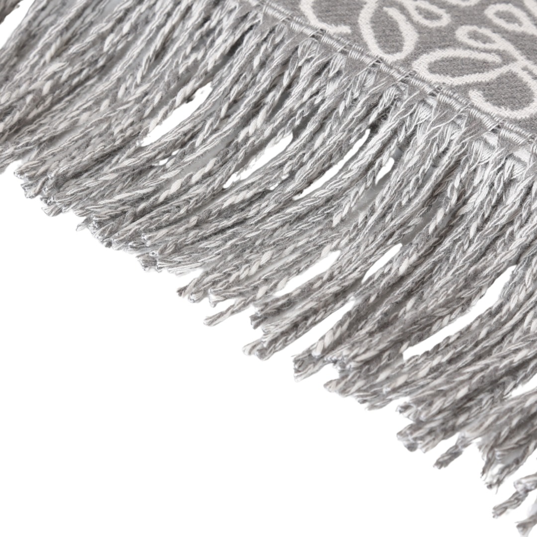 💰100
罗意威 Anagram 围巾：冷灰调里的质感叙事，当秋冬的冷意漫过领口，这条罗意威围巾成了「显贵」的暗号。冷烟灰底色上，立体四 L 提花以细密针脚织就 —— 这是品牌刻在 DNA 里的极简美学，每一道缠绕的纹路都藏着西班牙工艺的松弛底气。羊绒的软度，裹在颈间像陷进云朵，却又因挺括织法，搭在肩臂时自带垂坠的高级轮廓。流苏是点睛的松弛感：轻晃时随步伐漾开细碎光泽，配驼色羊绒大衣是通勤场的贵气 buff，裹在黑色连帽卫衣外，又成了街头潮派的慵懒注脚。它从不是浮夸的装饰，而是秋冬穿搭里「润物细无声」的质感锚点 —— 任衣柜风格百变，这条围巾一裹，便把「低调的精致」焊在了每一套搭配里。

注意：围巾不可放洗衣机洗！    
🧣退换货包装损坏-10🧣    
配：专柜全套礼盒（如图👇）