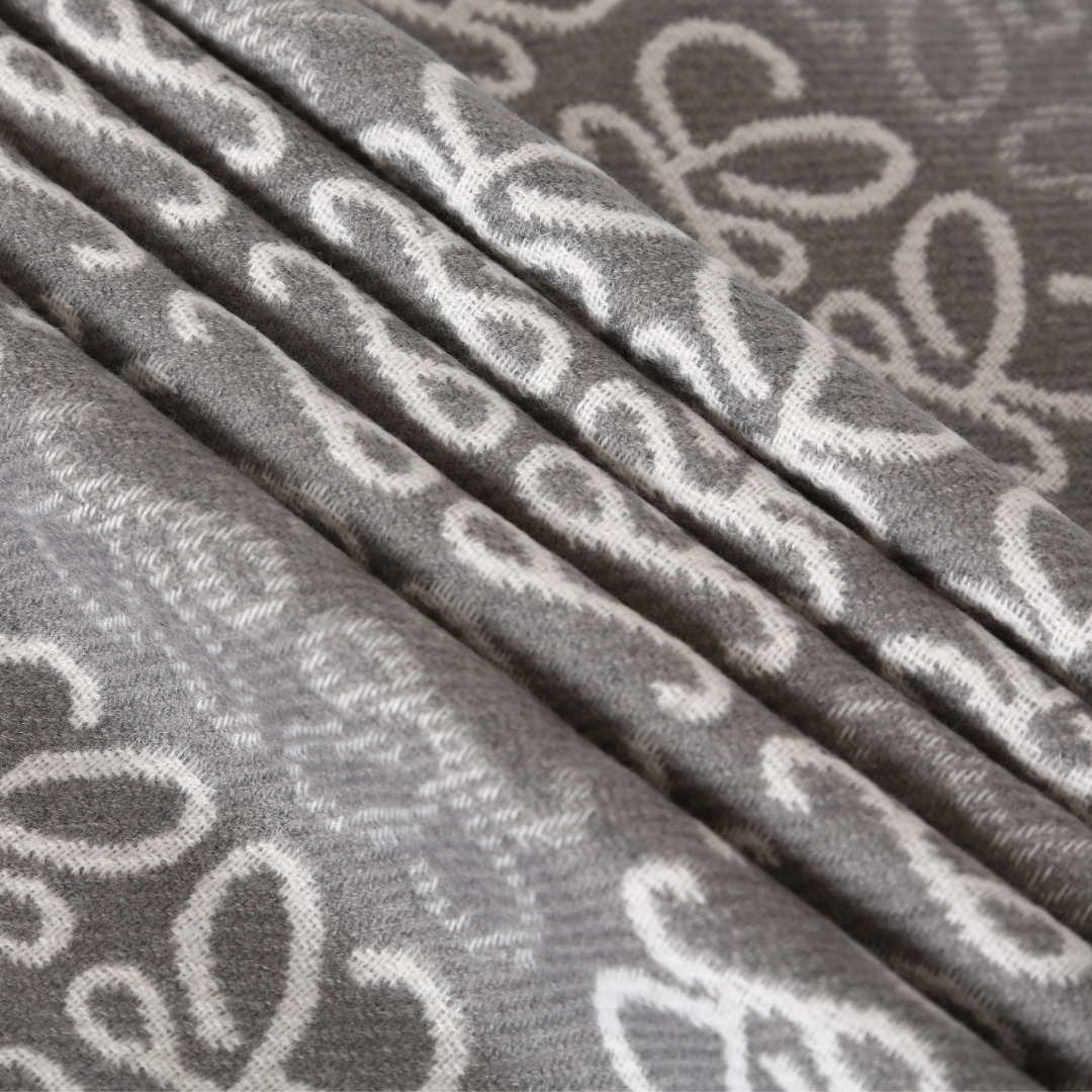 💰100
罗意威 Anagram 围巾：冷灰调里的质感叙事，当秋冬的冷意漫过领口，这条罗意威围巾成了「显贵」的暗号。冷烟灰底色上，立体四 L 提花以细密针脚织就 —— 这是品牌刻在 DNA 里的极简美学，每一道缠绕的纹路都藏着西班牙工艺的松弛底气。羊绒的软度，裹在颈间像陷进云朵，却又因挺括织法，搭在肩臂时自带垂坠的高级轮廓。流苏是点睛的松弛感：轻晃时随步伐漾开细碎光泽，配驼色羊绒大衣是通勤场的贵气 buff，裹在黑色连帽卫衣外，又成了街头潮派的慵懒注脚。它从不是浮夸的装饰，而是秋冬穿搭里「润物细无声」的质感锚点 —— 任衣柜风格百变，这条围巾一裹，便把「低调的精致」焊在了每一套搭配里。

注意：围巾不可放洗衣机洗！    
🧣退换货包装损坏-10🧣    
配：专柜全套礼盒（如图👇）