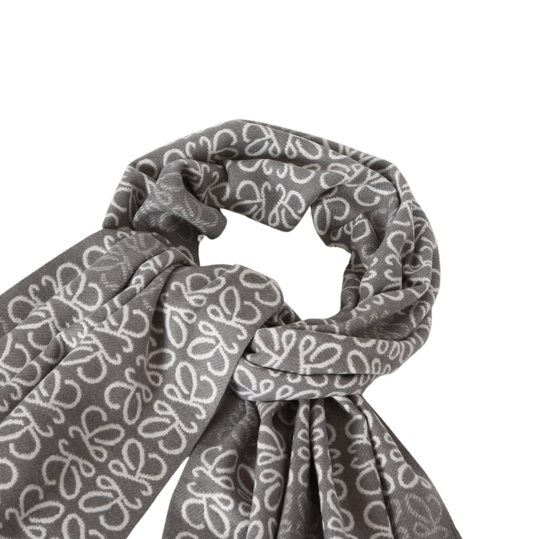 💰100
罗意威 Anagram 围巾：冷灰调里的质感叙事，当秋冬的冷意漫过领口，这条罗意威围巾成了「显贵」的暗号。冷烟灰底色上，立体四 L 提花以细密针脚织就 —— 这是品牌刻在 DNA 里的极简美学，每一道缠绕的纹路都藏着西班牙工艺的松弛底气。羊绒的软度，裹在颈间像陷进云朵，却又因挺括织法，搭在肩臂时自带垂坠的高级轮廓。流苏是点睛的松弛感：轻晃时随步伐漾开细碎光泽，配驼色羊绒大衣是通勤场的贵气 buff，裹在黑色连帽卫衣外，又成了街头潮派的慵懒注脚。它从不是浮夸的装饰，而是秋冬穿搭里「润物细无声」的质感锚点 —— 任衣柜风格百变，这条围巾一裹，便把「低调的精致」焊在了每一套搭配里。

注意：围巾不可放洗衣机洗！    
🧣退换货包装损坏-10🧣    
配：专柜全套礼盒（如图👇）