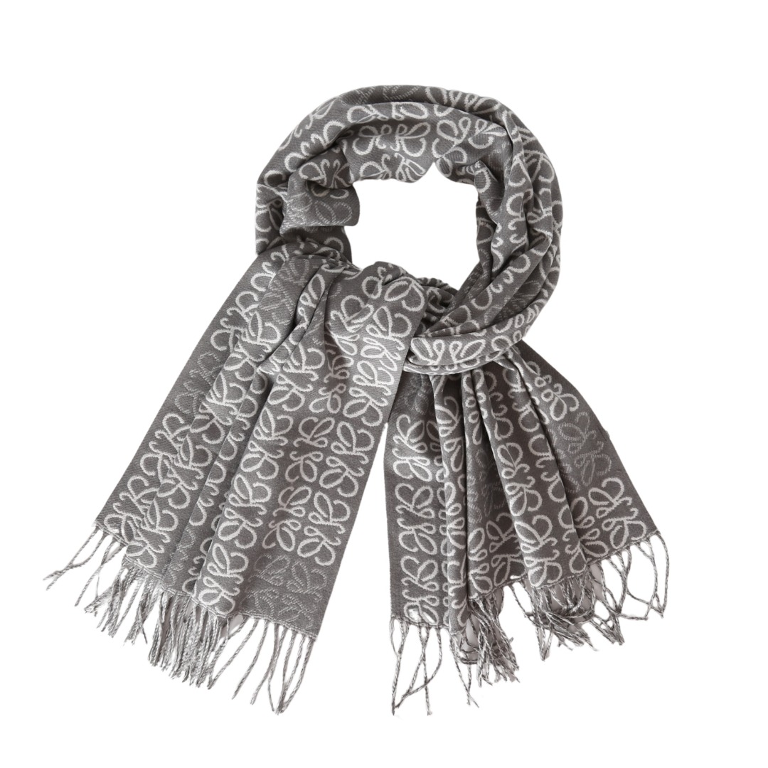 💰100
罗意威 Anagram 围巾：冷灰调里的质感叙事，当秋冬的冷意漫过领口，这条罗意威围巾成了「显贵」的暗号。冷烟灰底色上，立体四 L 提花以细密针脚织就 —— 这是品牌刻在 DNA 里的极简美学，每一道缠绕的纹路都藏着西班牙工艺的松弛底气。羊绒的软度，裹在颈间像陷进云朵，却又因挺括织法，搭在肩臂时自带垂坠的高级轮廓。流苏是点睛的松弛感：轻晃时随步伐漾开细碎光泽，配驼色羊绒大衣是通勤场的贵气 buff，裹在黑色连帽卫衣外，又成了街头潮派的慵懒注脚。它从不是浮夸的装饰，而是秋冬穿搭里「润物细无声」的质感锚点 —— 任衣柜风格百变，这条围巾一裹，便把「低调的精致」焊在了每一套搭配里。

注意：围巾不可放洗衣机洗！    
🧣退换货包装损坏-10🧣    
配：专柜全套礼盒（如图👇）