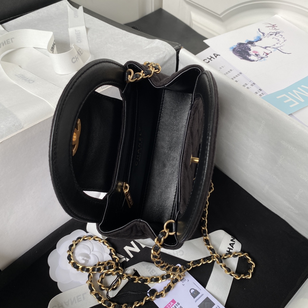 Chanel Luxury Designer Handbag Shoulder Bag in fine calfskin 6