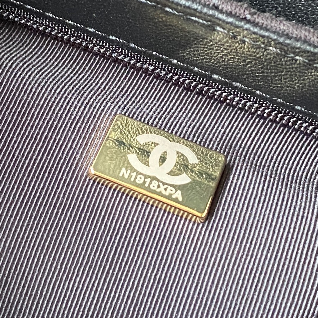 Chanel Luxury Designer Handbag Shoulder Bag in fine calfskin 8