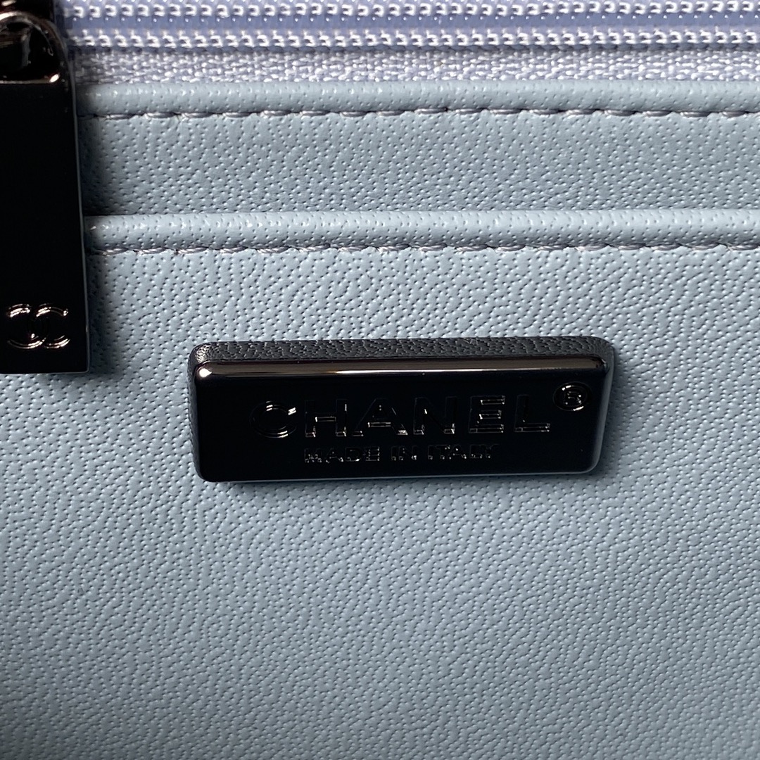 Chanel Luxury Designer Handbag Shoulder Bag in fine calfskin 8