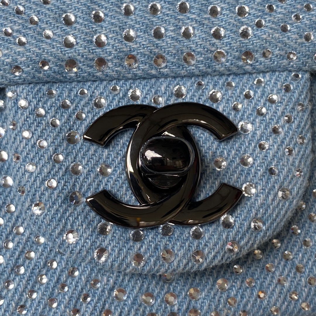 Chanel Luxury Designer Handbag Shoulder Bag in fine calfskin 2