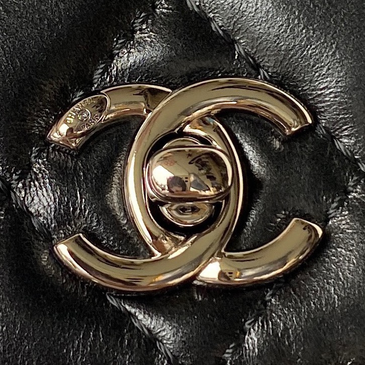 Chanel Luxury Designer Handbag Shoulder Bag in fine calfskin 2