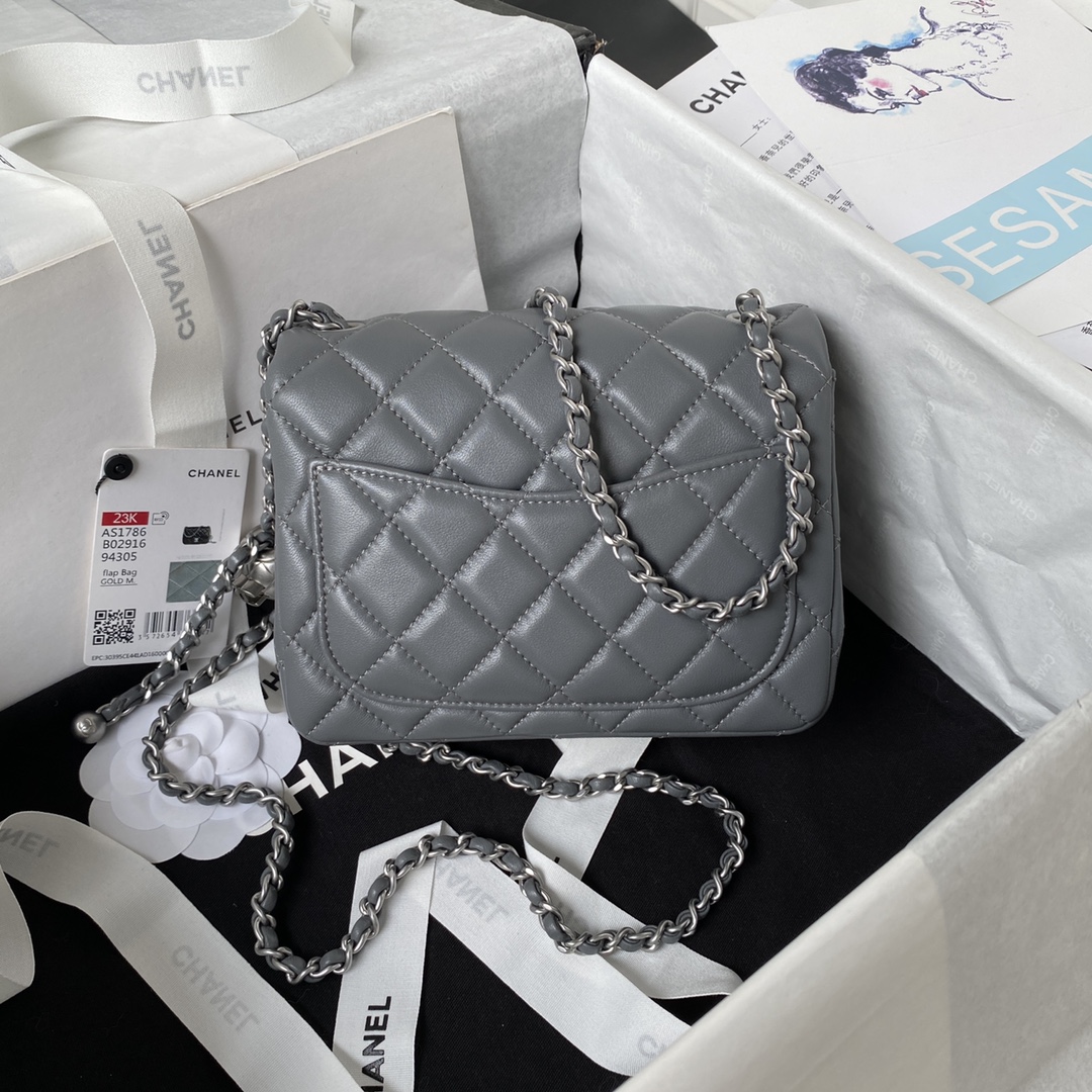 Женская серая сумка с цепочкой и шаром Chanel