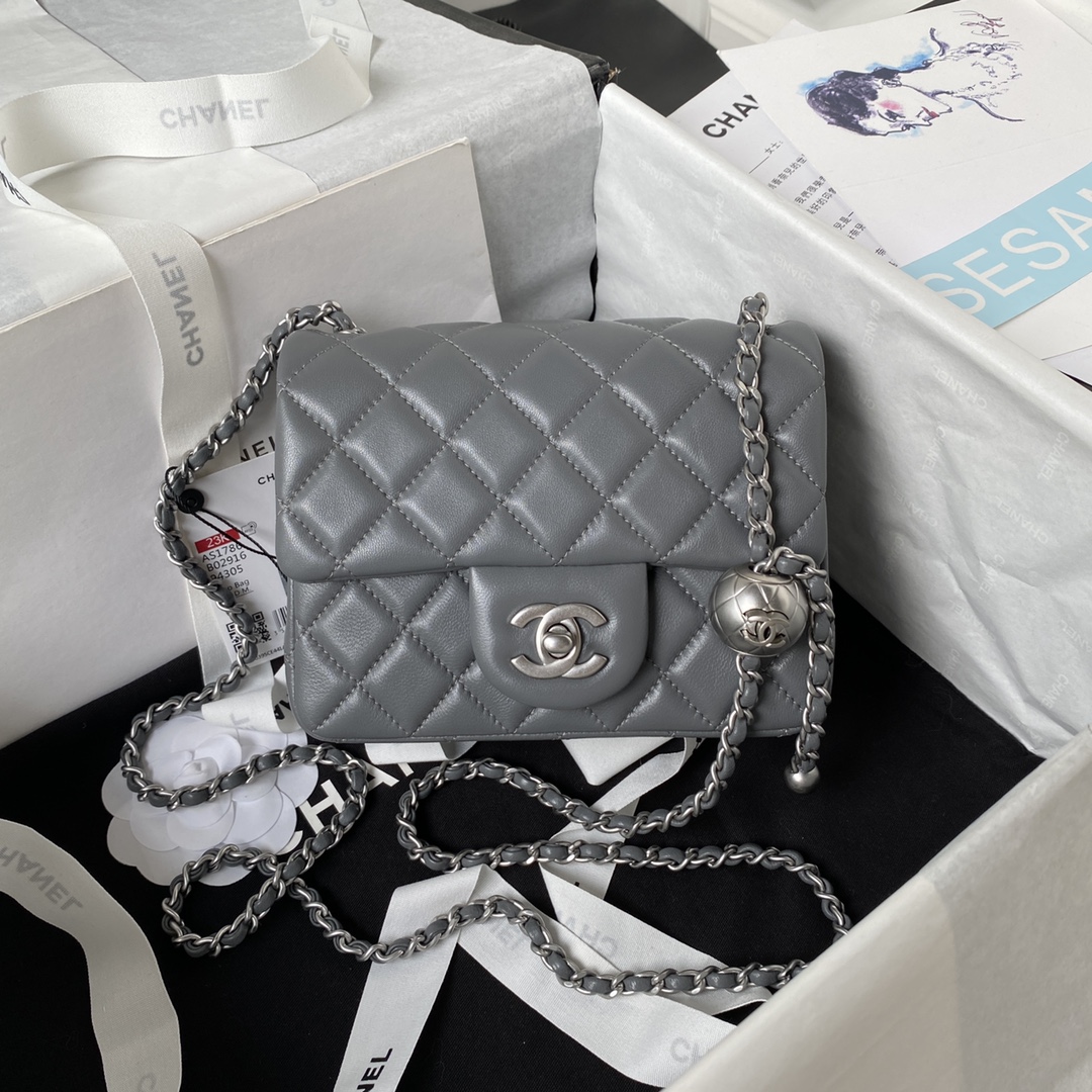Женская серая сумка с цепочкой и шаром Chanel