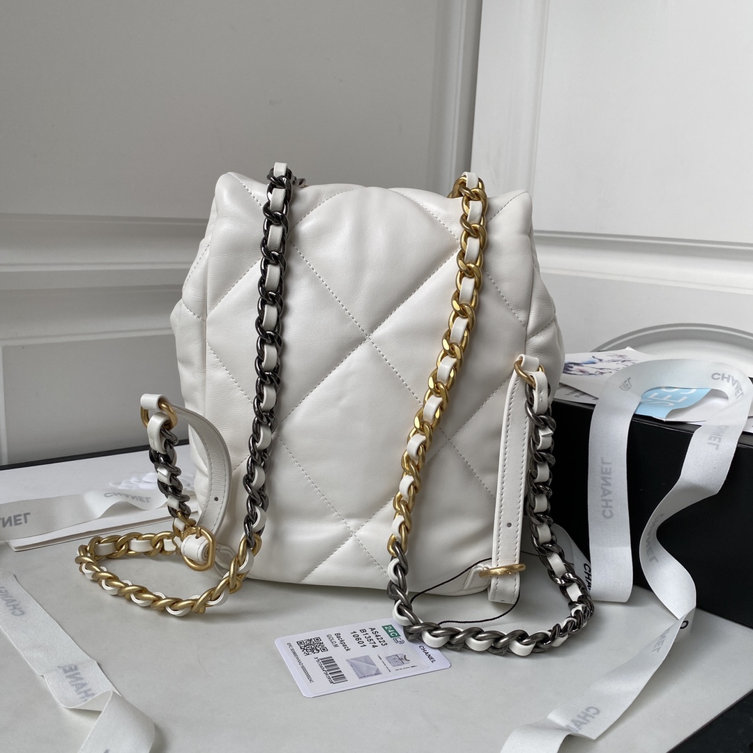 [Chanel Women