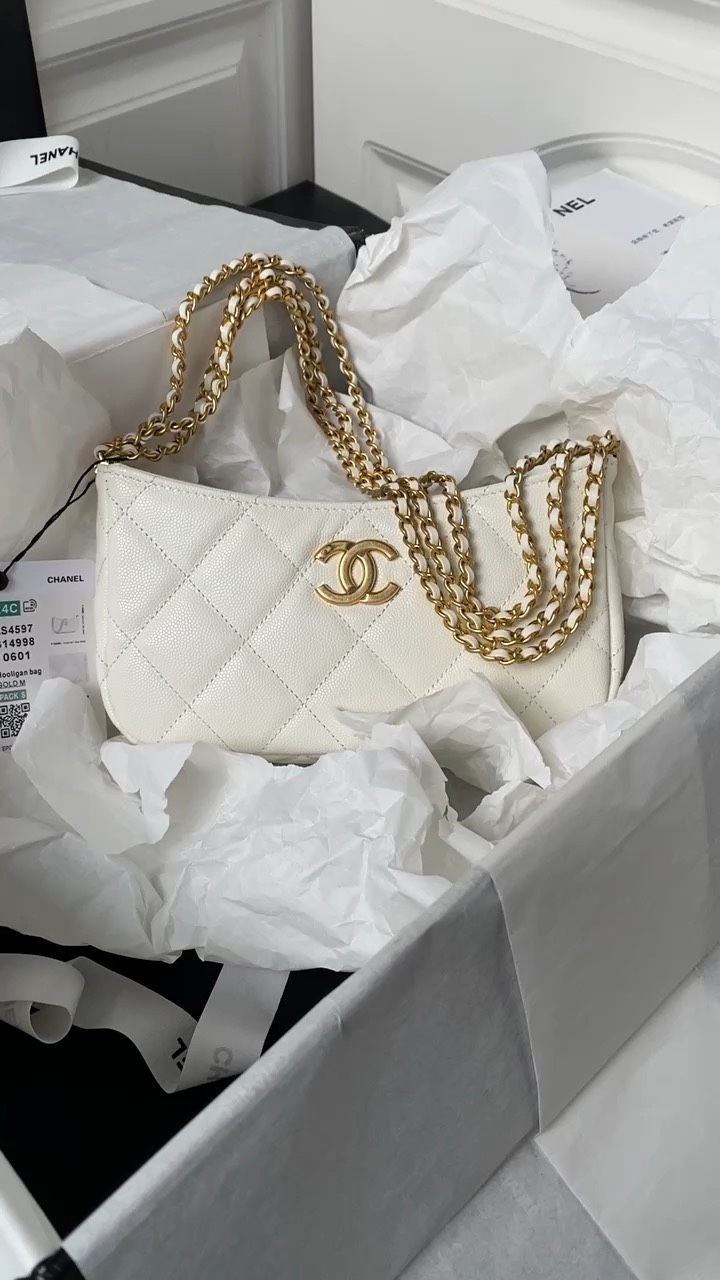 [Chanel Women