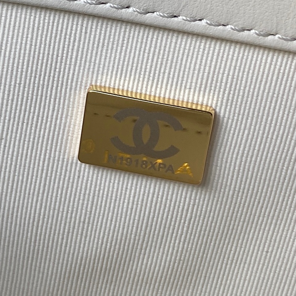 CHANE1💠24C早春度假系列 AS4611 复古金属大logo 复古感满满 延续了经典的菱格小羊皮 金属的链条设计时髦精致 更能恰当演绎这独一份的大气与高级 赶紧入手咯 尺寸:11.5×24×4.5cm