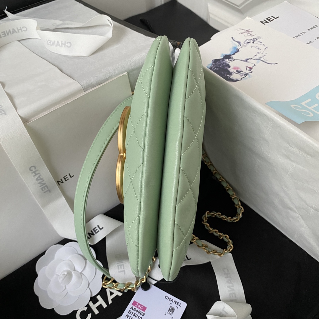 CHANE124C早春度假系列AS4609复古金属大logo复古感满满延续了经典的菱格小羊皮金属的链条设