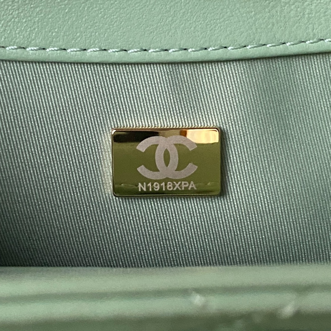 CHANE124C早春度假系列AS4609复古金属大logo复古感满满延续了经典的菱格小羊皮金属的链条设
