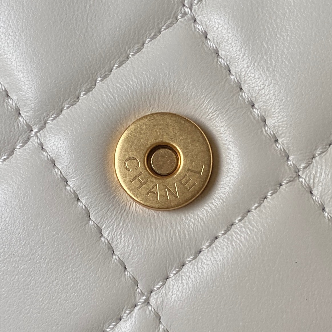 CHANE124C早春度假系列AS4609复古金属大logo复古感满满延续了经典的菱格小羊皮金属的链条设