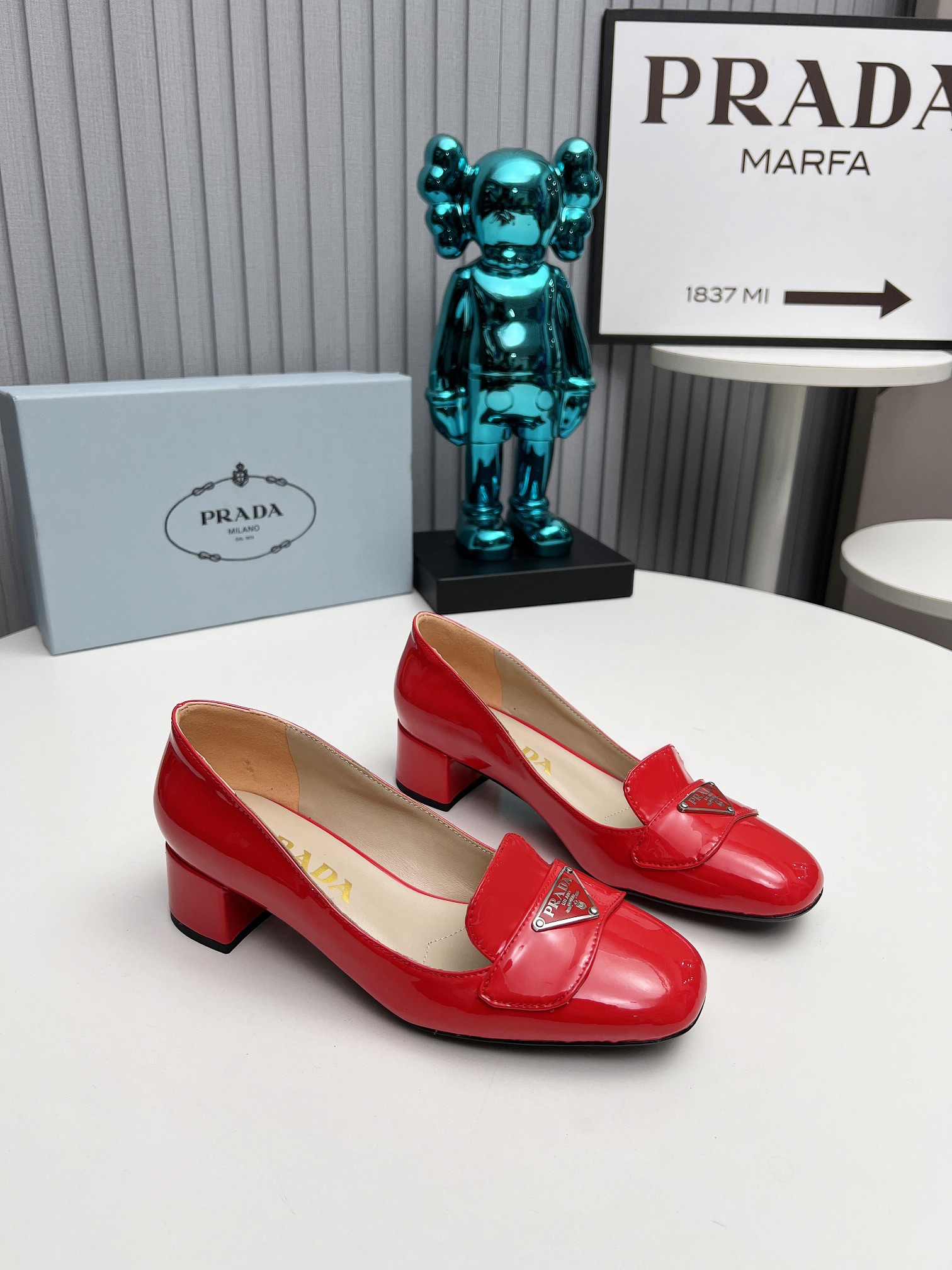 NO:577529,SSS launches Prada’s latest long boots, sandals, thin heels, empty backs, and thick heels series——————————  PRADA's early spring T stage catwalk show is the same style as 'Dream Never Sleeps'. Prada can use it on important occasions. The fresh style has a bit of nobility. It is perfect to wear with this shoe. It is elegant and crystal clear, regardless of the material of various accessories.  , all are exclusively customized one to one, and must be zero distance from the original. The entire series is full of exciting and unexpected combinations of elements, different materials, textures of fabrics, and a strong artistic atmosphere, allowing you to appreciate the ever-changing style of Prada girls.  1. The upper is made of patent leather. 2. The lining is imported soft sheepskin. 3. The outsole is original Italian original leather outsole. Heel height is 4.0. 4. Original labeling feet. The stock code number is 35M-39M (34 40 41 42 is custom-made and cannot be returned or exchanged)., single shoes, prada, prada, sandals, boots, sheepskin, Leather soles19860909SSS重磅推出普拉达最新长短靴,凉鞋单鞋,细跟,后空,粗跟系列  —————————— PRADA早春T台走秀网红同款＂造梦不夜城＂,Prada能在重要场合上用得上了,小清新风带点贵气的感觉,上脚非常完美穿搭配上此鞋,优雅大方,晶莹剔透,无论各种配件材质,都是独家一比一定制,必做到原版零距离,整个系列都充满了令人兴奋和意外的元素结合,不同的材质,肌理的面料的表现,具有极浓的艺术气息,让你领略Prada女孩的百变风格. 1鞋面釆用漆皮 2内里进口软羊皮 3大底意大利原版原色真皮大底 跟高4.0 4原贴标垫脚, 现货码数35M-39M（34 40 41 42订做不退不换).,单鞋,prada,prada,sandals,boots,sheepskin,Leather soles,Women's Shoes