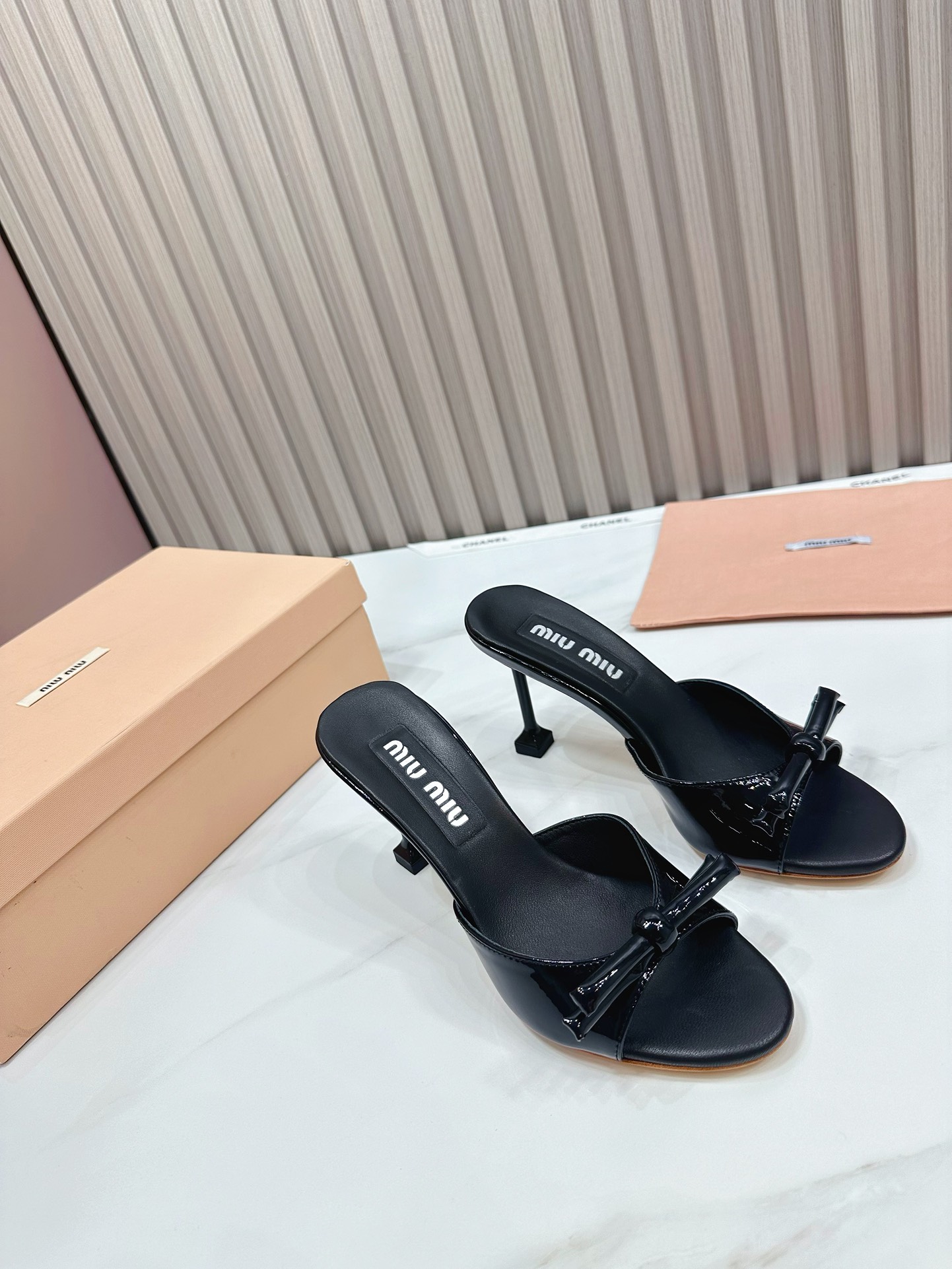 fábrica 2024 nuevo nuevo [MIU MIU] nueva super-hermosa colocación decorativa, temperamento dama de m